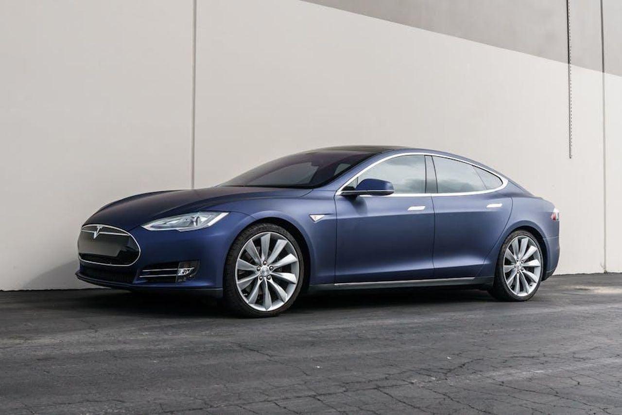 Le_dichiarazioni_controverse_di_Elon_Musk_lcq8McG8O6 - Confidenze24 Source: jae p - pexels - Elegant Tesla Model S parked outdoors against a modern backdrop, showcasing luxury and innovation.