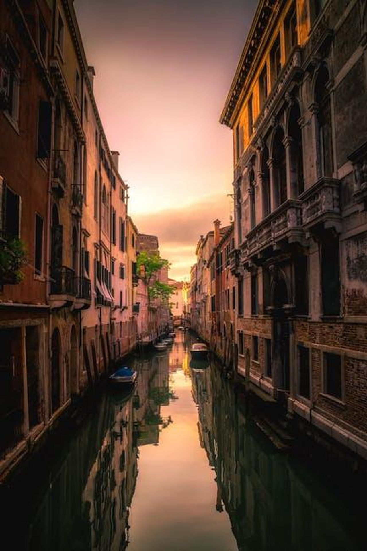 Le_dichiarazioni_del_sindaco_di_Venezia_vWkYAv09aX - Confidenze24 Source: Pixabay - pexels - Captivating sunset view reflected on a serene Venetian canal amidst historic architecture.