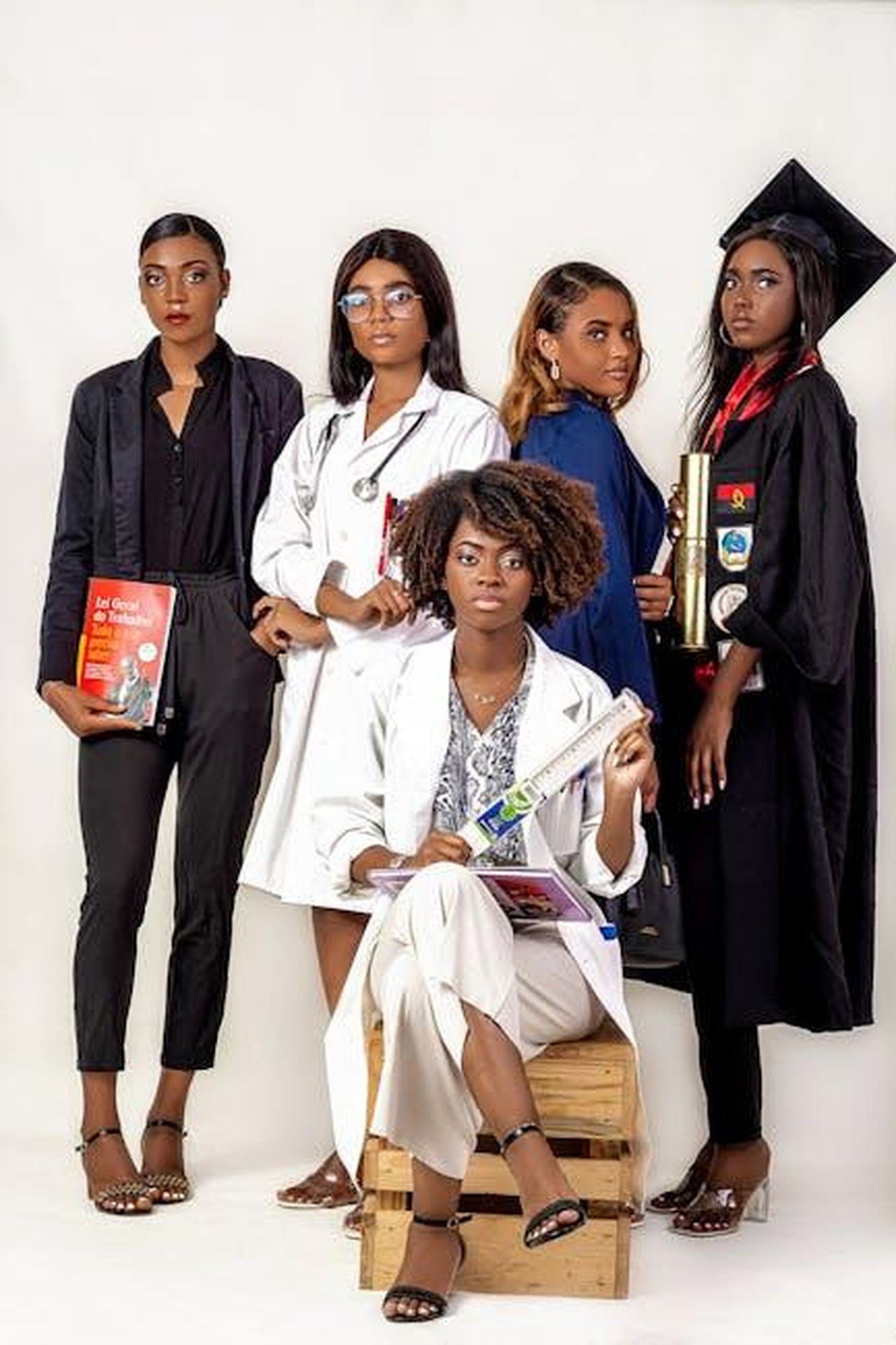 Le_dichiarazioni_dellavvocato_Tony_Buzbee_E2mny8BCdj - Confidenze24 Source: Wayne Fotografias - pexels - Five women in diverse professional outfits pose confidently against a white background.