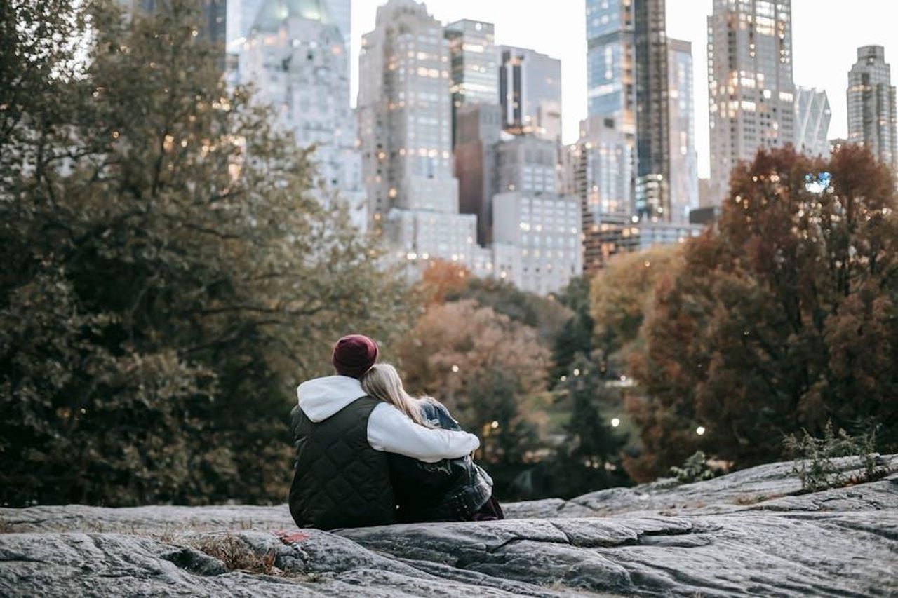 Le_dichiarazioni_di_AAP_Rocky_sulla_sua_relazione_con_Rihanna_XjjiH5xrr8 - Confidenze24 Source: Katerina Holmes - pexels - Couple enjoying a tender moment on a rocky outcrop with a cityscape backdrop during fall.