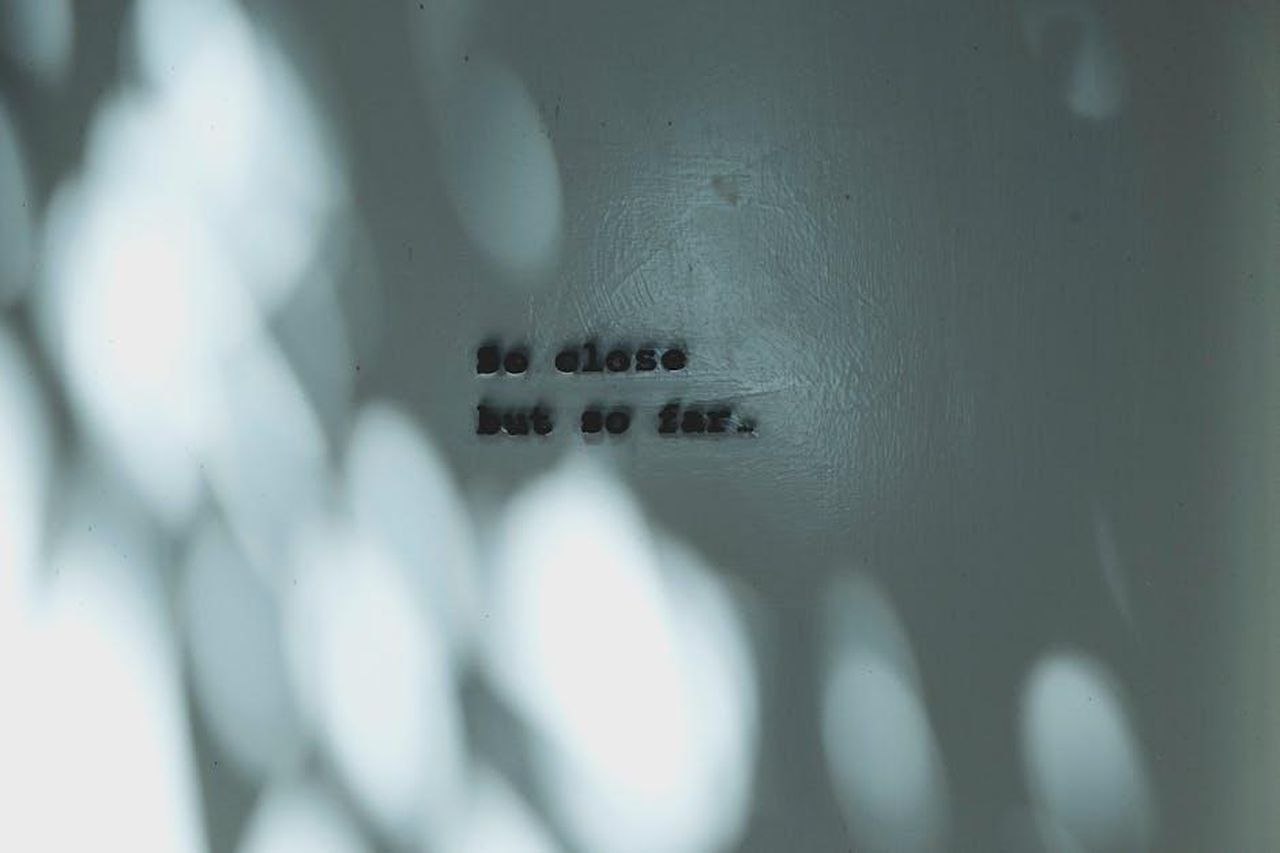 Le_dichiarazioni_di_Ben_Affleck_UeM5VzCEk7 - Confidenze24 Source: Henry & Co. - pexels - A minimalistic image featuring shadows and a thought-provoking quote.