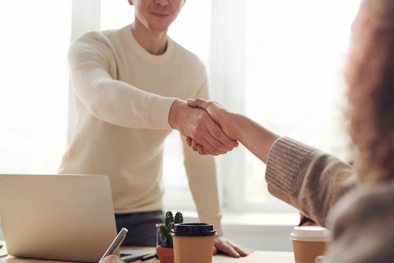 Le_dichiarazioni_di_Ben_Affleck_sulla_loro_separazione_sgrXZ83UR6 - Confidenze24 Source: fauxels - pexels - Close-up of professionals shaking hands over coffee in a modern office.