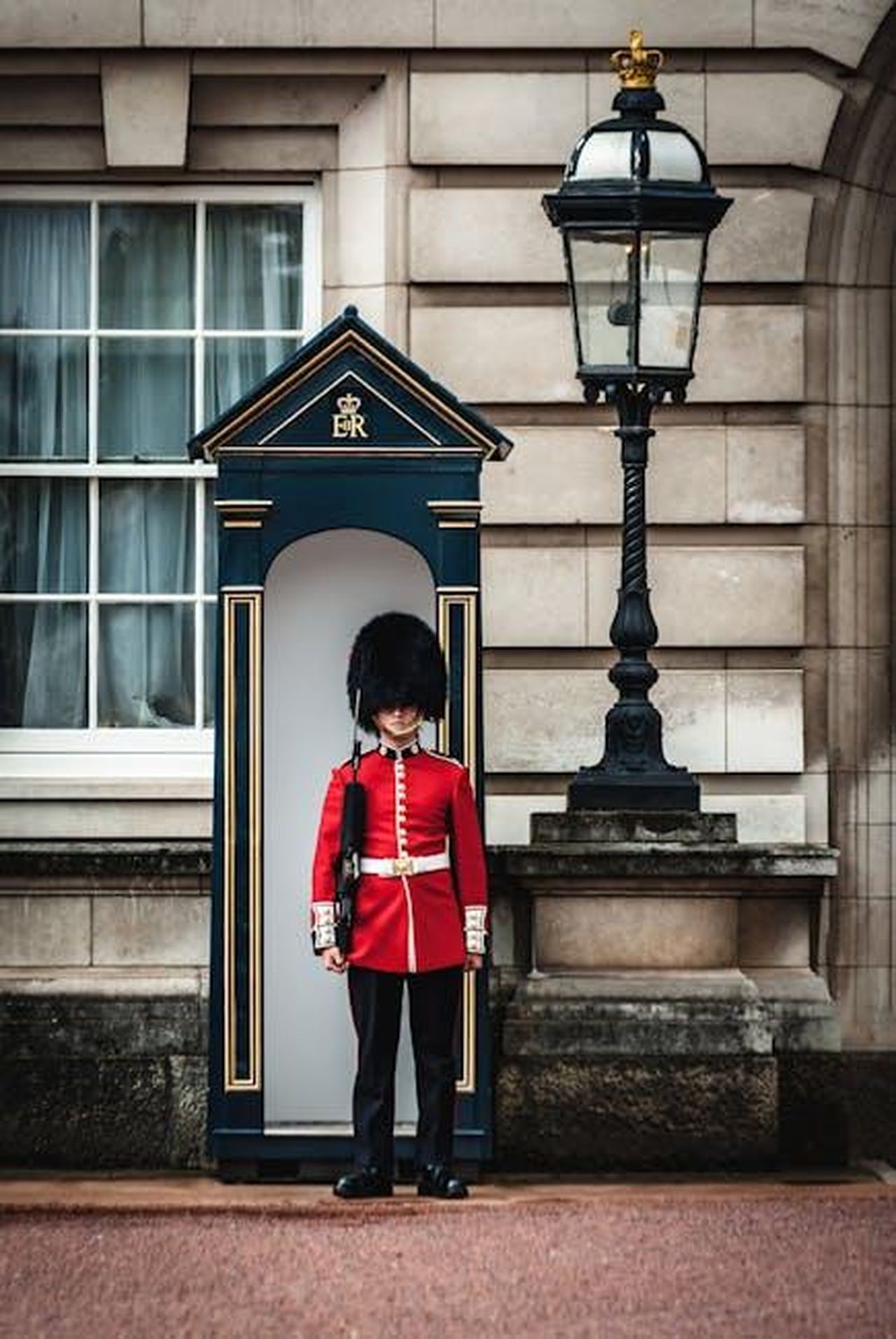 Le_dichiarazioni_di_Buckingham_Palace_A7zbqWe2a8 - Confidenze24 Source: Samuel Wölfl - pexels - A traditional Queen's Guard standing at Buckingham Palace in London, England.