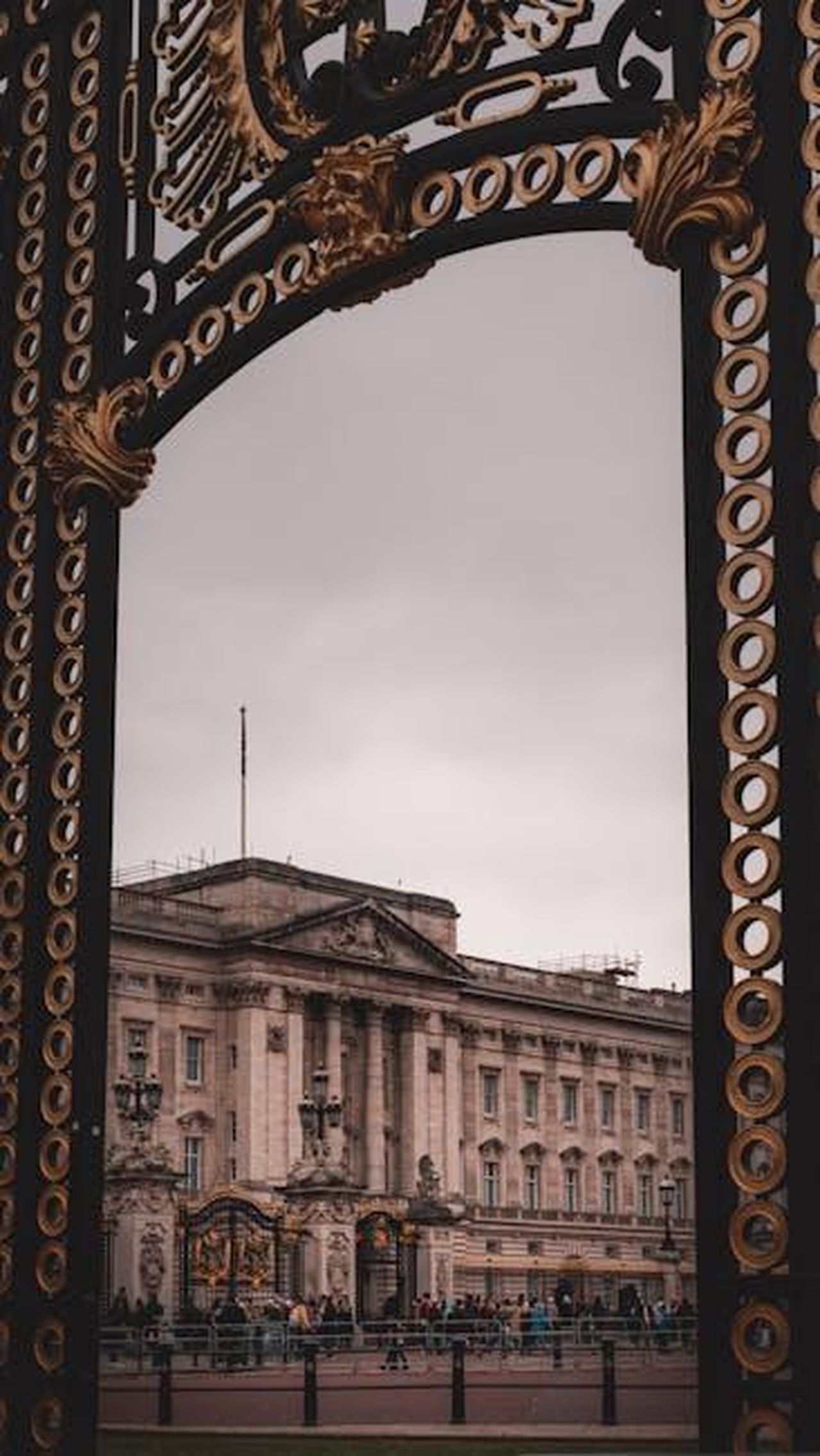 Le_dichiarazioni_di_Corrigan_sulla_famiglia_reale_mblJGRSqSD - Confidenze24 Source: brokenadmiral_ - pexels - Buckingham Palace framed by a decorative gate, showcasing London's iconic architecture.