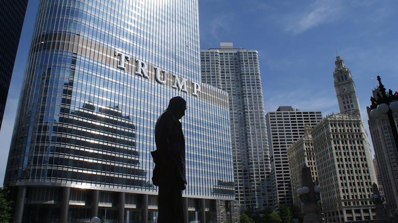 Le_dichiarazioni_di_Donald_Trump_su_Prince_Harry_PtAhGdczx2 - Confidenze24 Source: Carlos Herrero - pexels - Captivating view of Chicago skyline with Trump Tower reflections and a silhouette in daylight.