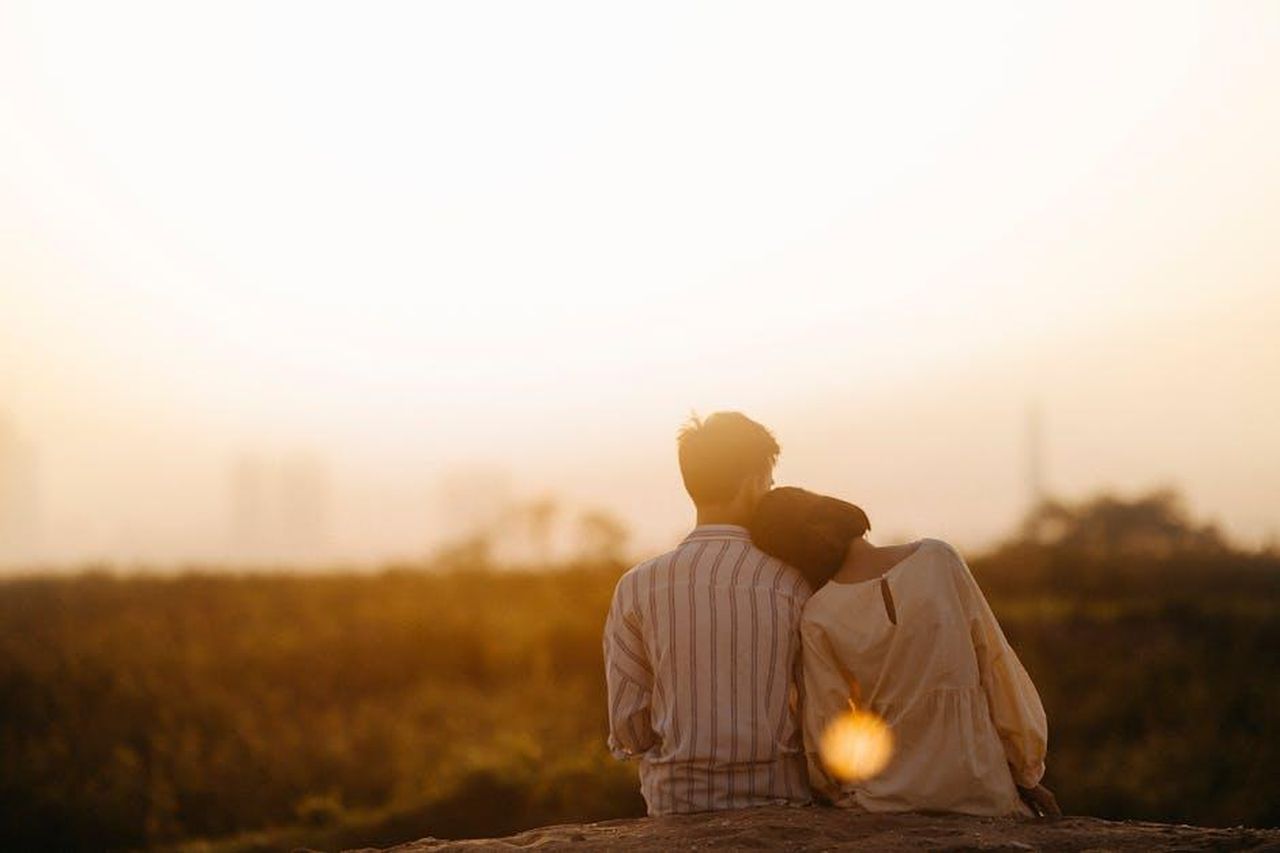 Le_dichiarazioni_di_Stefani_sulle_voci_di_rottura_mDmopVXSLt - Confidenze24 Source: Jasmin Wedding Photography - pexels - A couple enjoys a serene moment together during a sunset in Gia Lai, Vietnam.