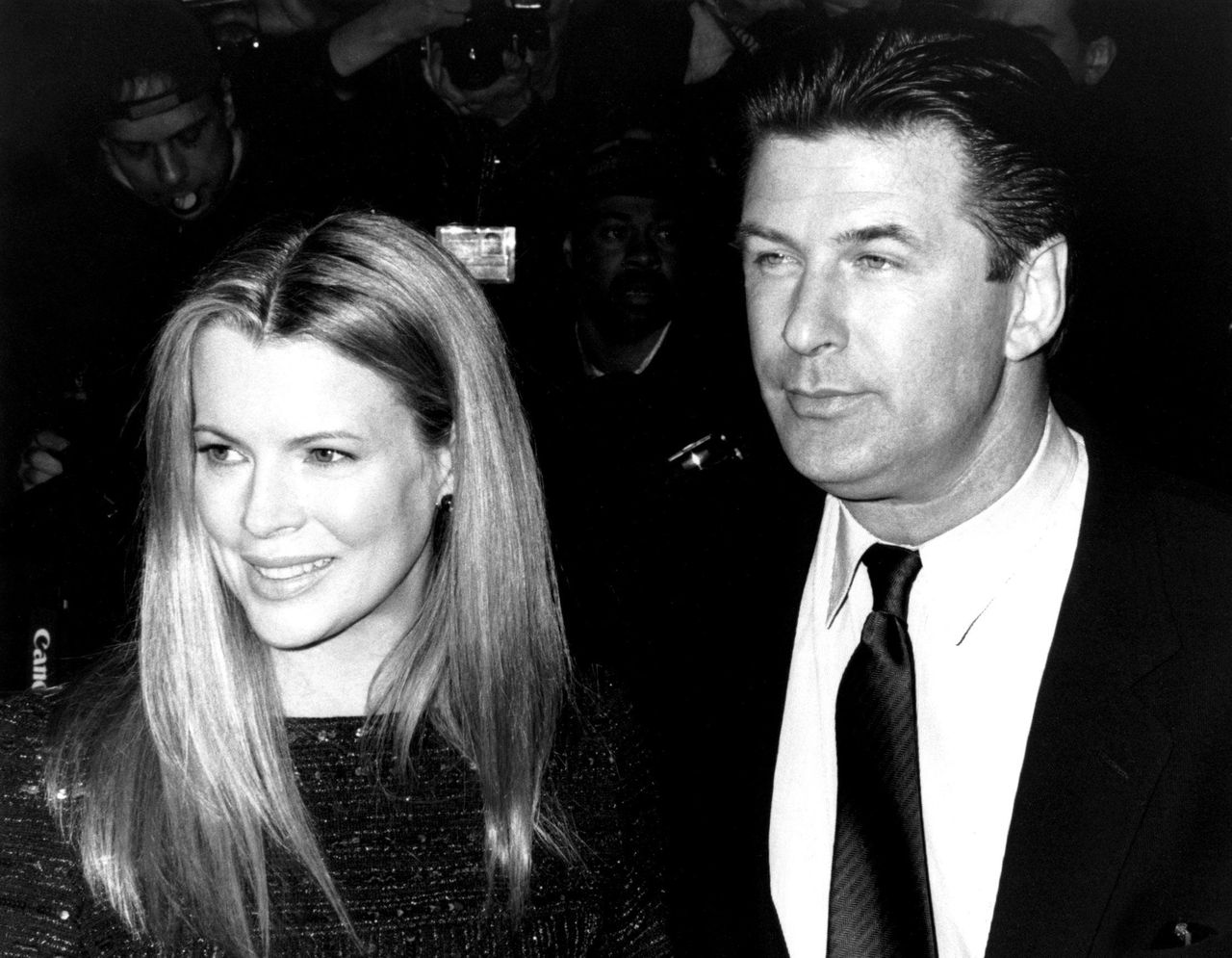 Le_dichiarazioni_recenti_di_Kim_e_Alec_L6YQKdMBpu - Confidenze24 Source: CJ Contino - Getty Images - Kim Basinger e Alec Baldwin alla premiere di I Dreamed of Africa nel 2000