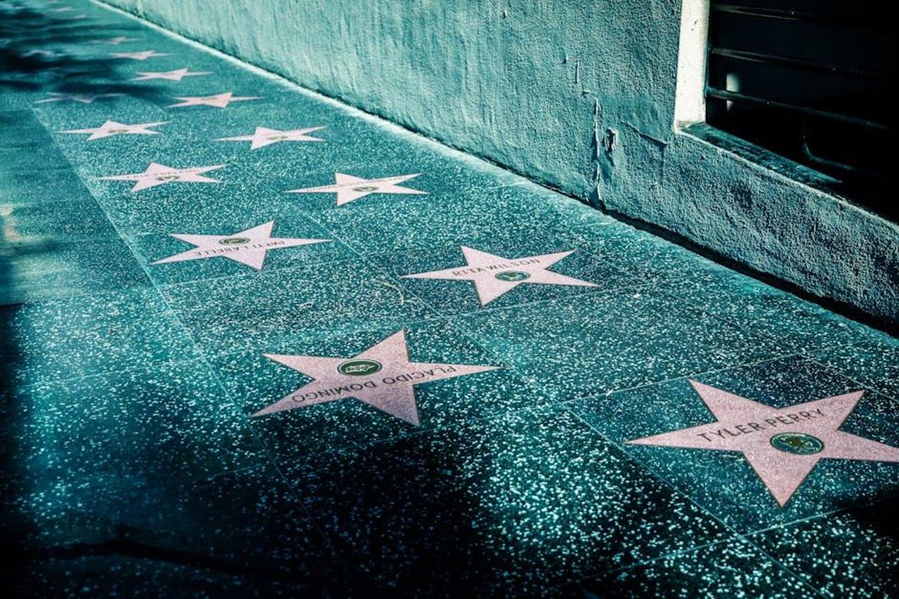 Le_difficolt_di_Delta_con_la_fama_e524cVphdz - Confidenze24 Source: Ekaterina Belinskaya - pexels - View of Hollywood Walk of Fame with stars on the sidewalk in Los Angeles, California.