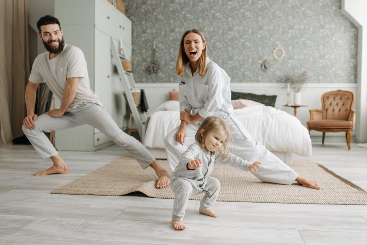 Le_dinamiche_familiari_e_le_sfide_della_coppia_q9Z4wSdntv - Confidenze24 Source: Pavel Danilyuk - pexels - A joyful family engaging in morning stretches together, fostering a fun and healthy routine.