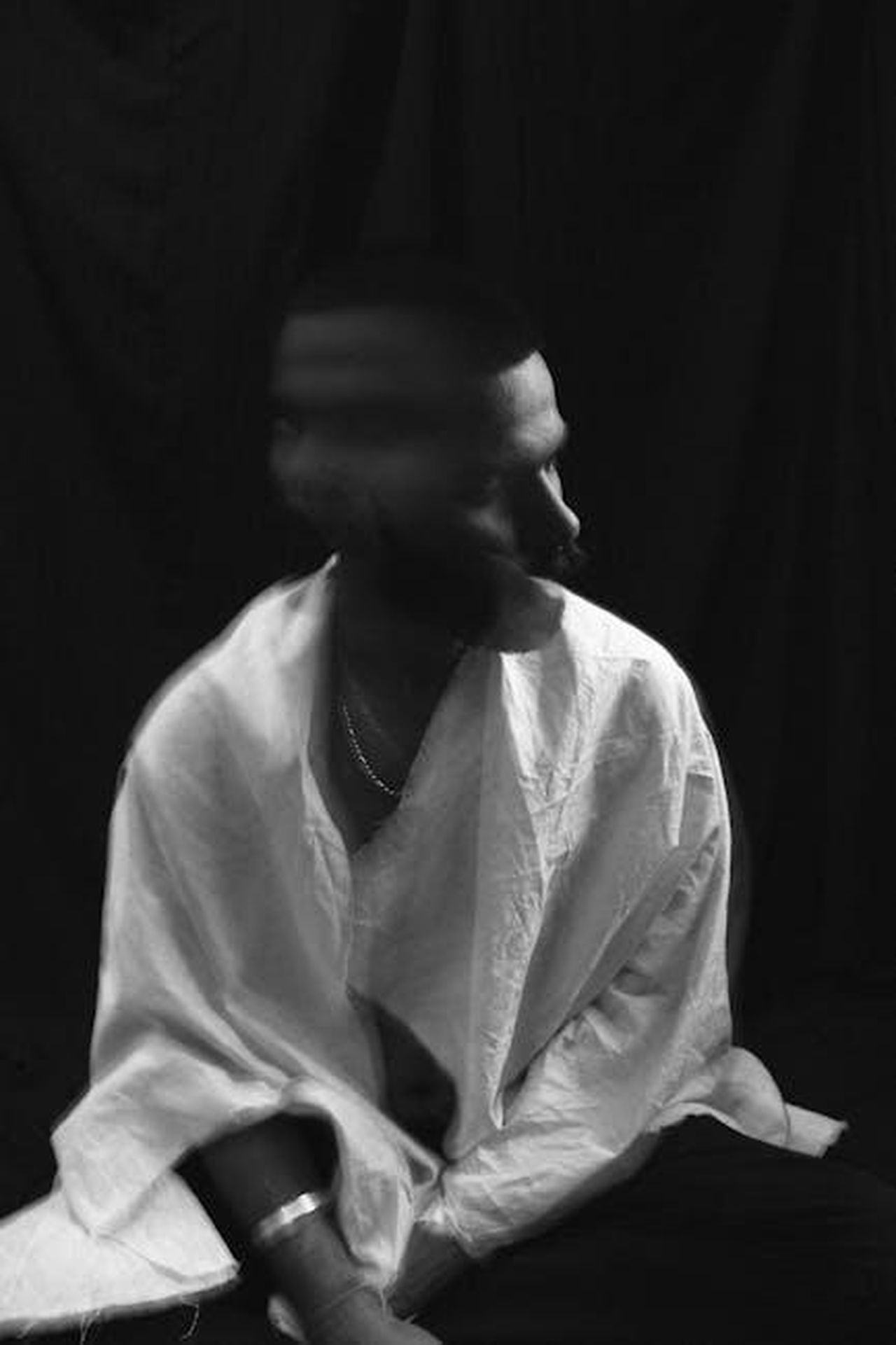 Le_emozioni_di_Jonathan_Majors_durante_lapparizione_in_TV_TDslR0cxN2 - Confidenze24 Source: Vijay Sadasivani - pexels - Black and white of lonely melancholic male in white shirt shaking head in motion sitting against black background