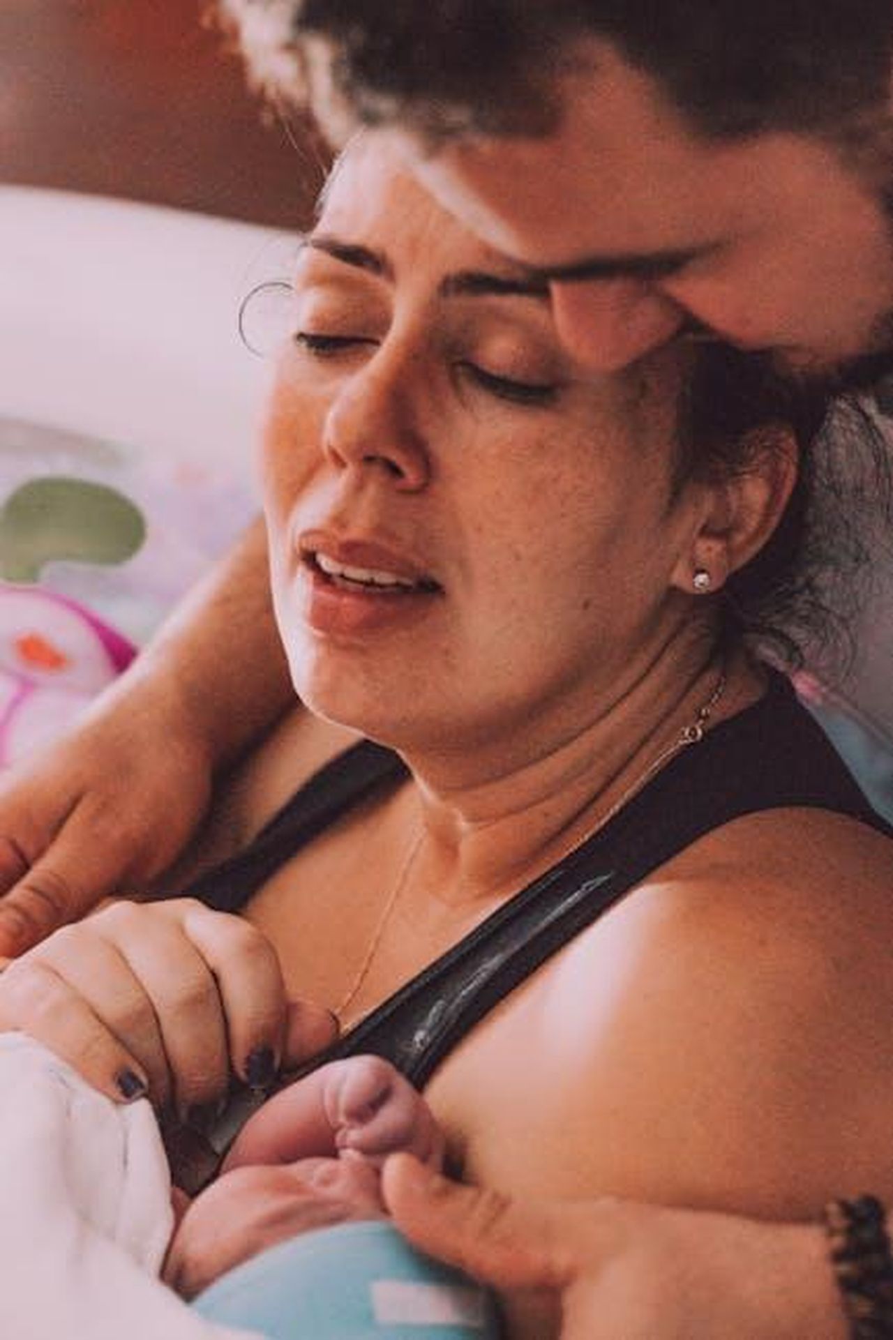 Le_esperienze_di_parto_di_Jazz_Charton_F6yg9McHu6 - Confidenze24 Source: Duda Oliveira - pexels - Intimate moment of a new mother and baby right after birth, capturing pure emotion.
