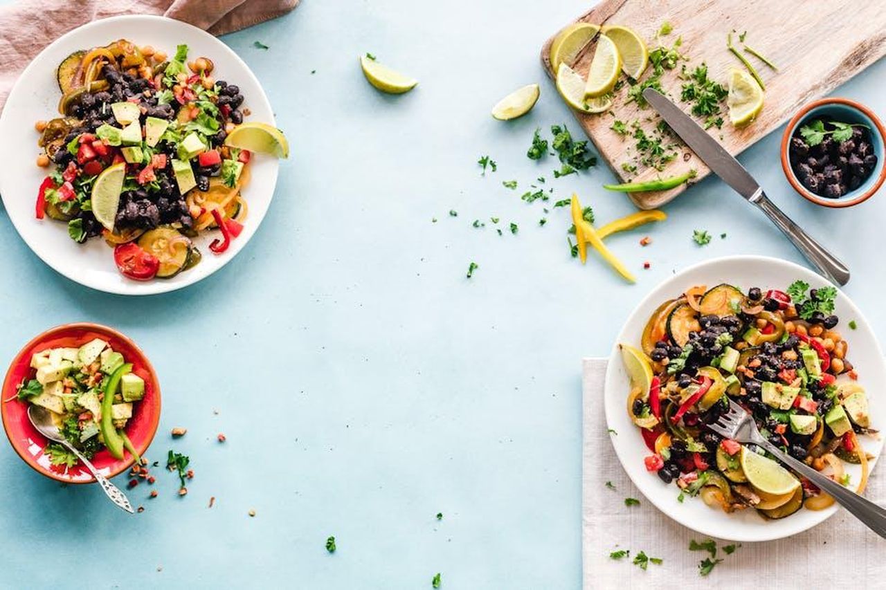 Le_esperienze_passate_di_Corrigan_con_la_regina_W6VYpg8qqF - Confidenze24 Source: Ella Olsson - pexels - Colorful Mexican salad with avocado, black beans, and lime on a light blue surface.