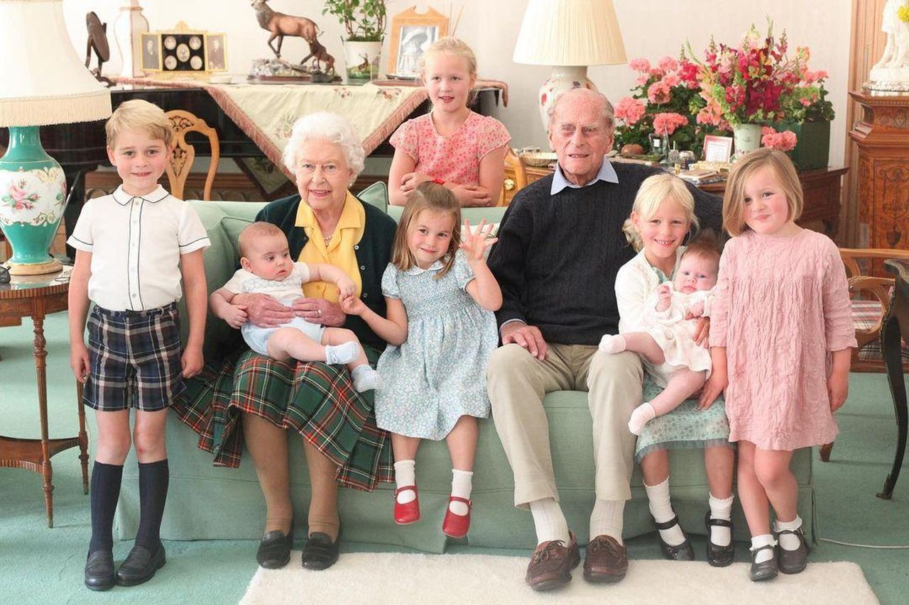 Le_foto_esclusive_della_famiglia_reale_AHY8Qg2JVo - Confidenze24 Le foto esclusive della famiglia reale Foto della regina e dei bambini