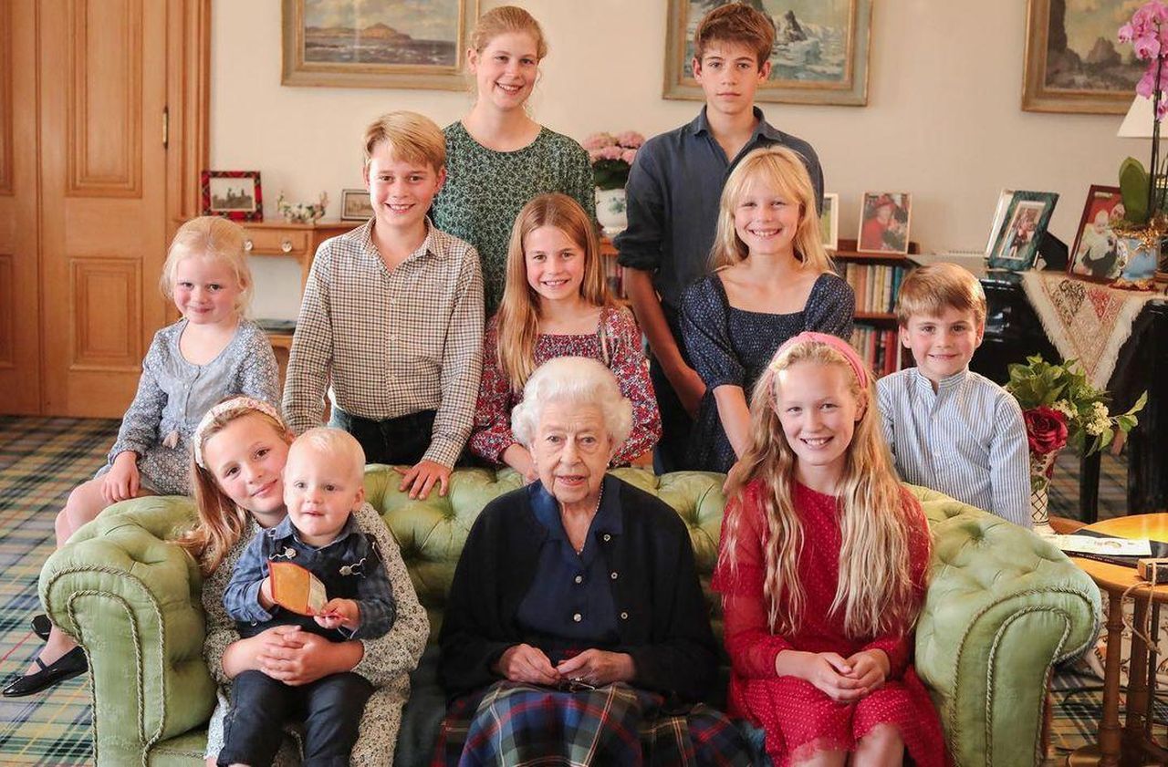 Le_foto_esclusive_della_famiglia_reale_YMWasIPSdW - Confidenze24 Le foto esclusive della famiglia reale Kate con i nipoti per il compleanno della regina