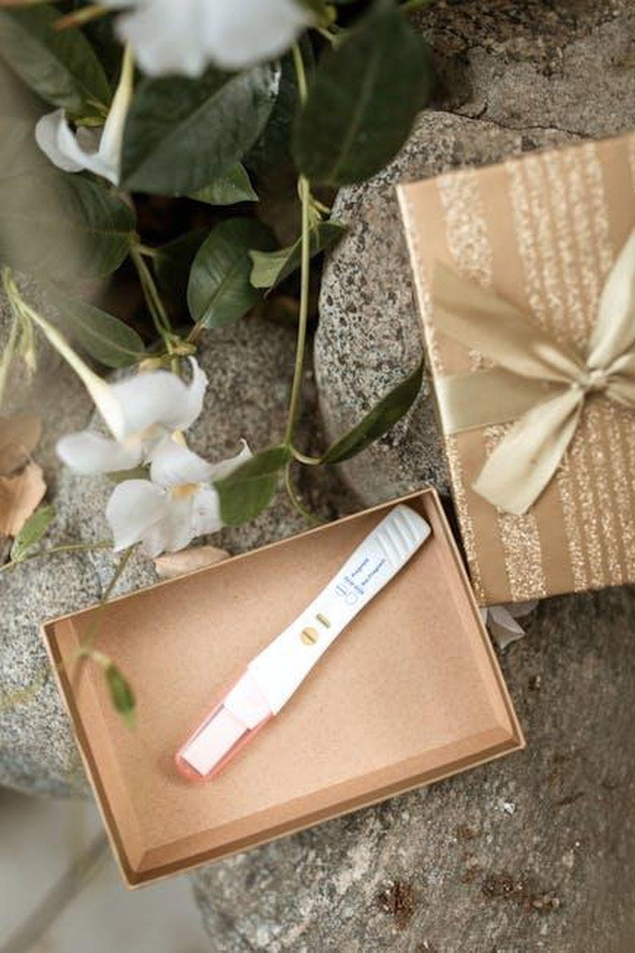 Le_frustrazioni_della_gravidanza_il_hanger_di_Kylie_asPWXYbf17 - Confidenze24 Source: RDNE Stock project - pexels - Positive pregnancy test displayed in a decorative gift box with flowers.