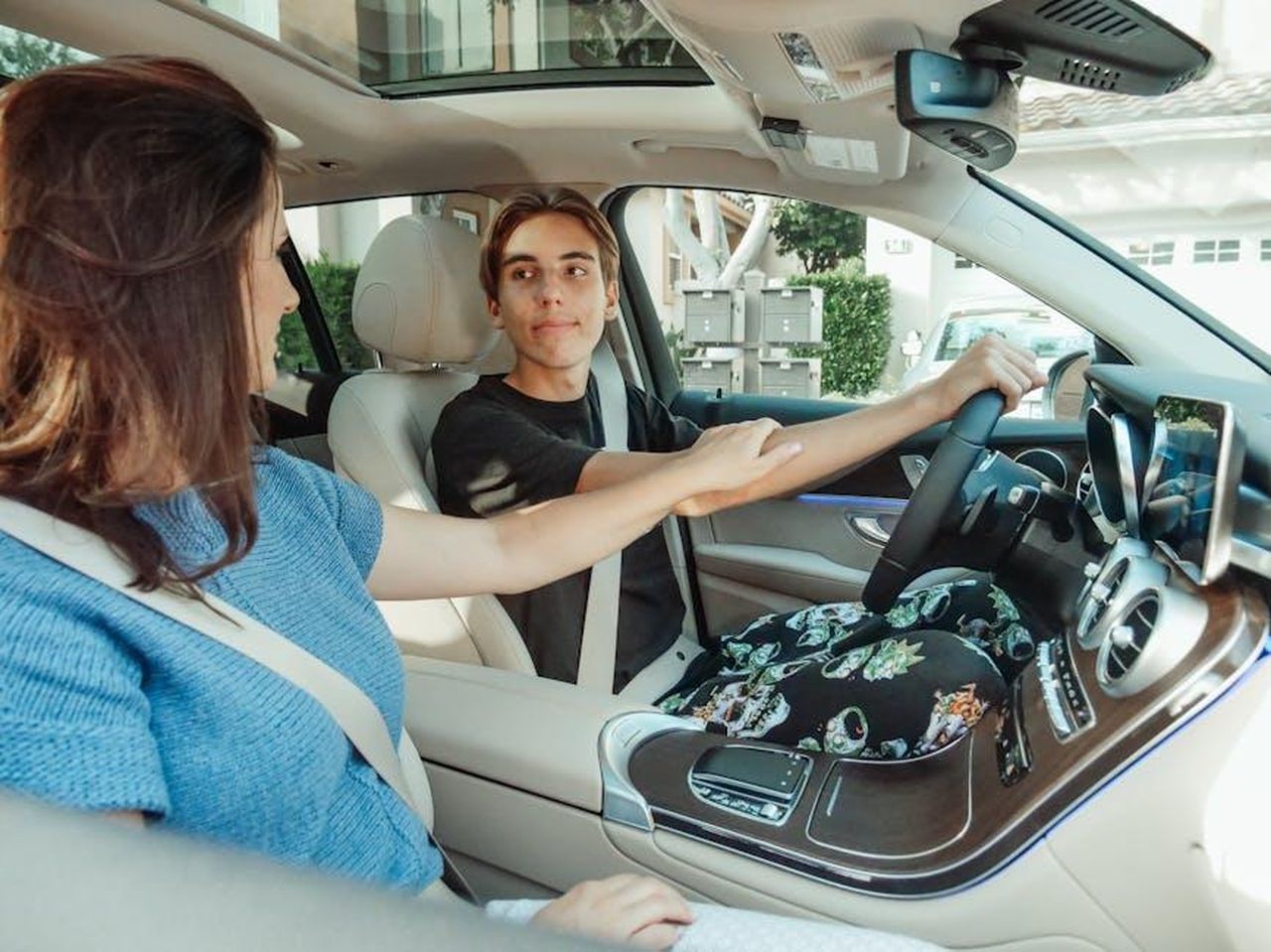 Le_lezioni_di_guida_di_Kaavia_mmyqdEVizy - Confidenze24 Source: Kindel Media - pexels - A mother supports her teenage son as he learns to drive in a car