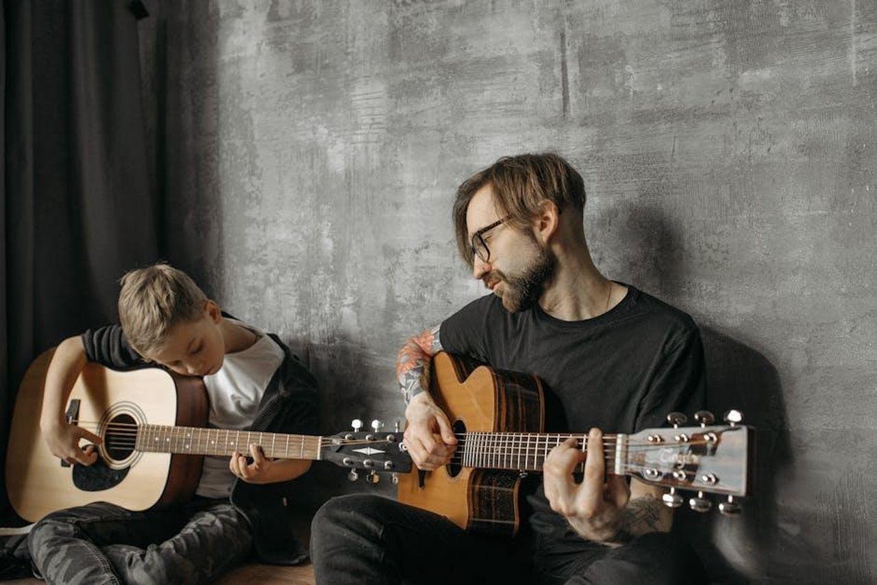 Le_lezioni_di_vita_di_Andy_Cohen_a_Lucy_mMM7lmldVY - Confidenze24 Source: Pavel Danilyuk - pexels - A father and son duo playing acoustic guitars together in a cozy indoor setting.