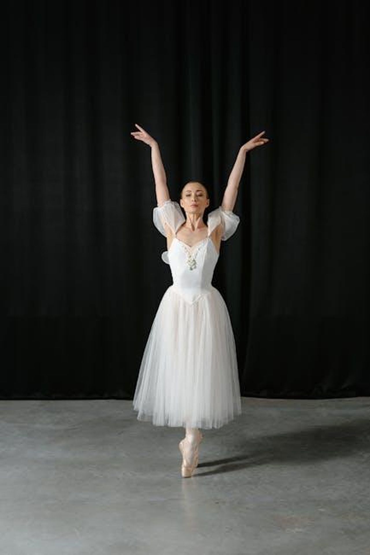 Le_mie_figlie_stanno_quasi_vomitando_HB4JC5rqaK - Confidenze24 Source: MART PRODUCTION - pexels - Ballerina in white tutu performing a graceful pose indoors. Perfect for dance and elegance themes.