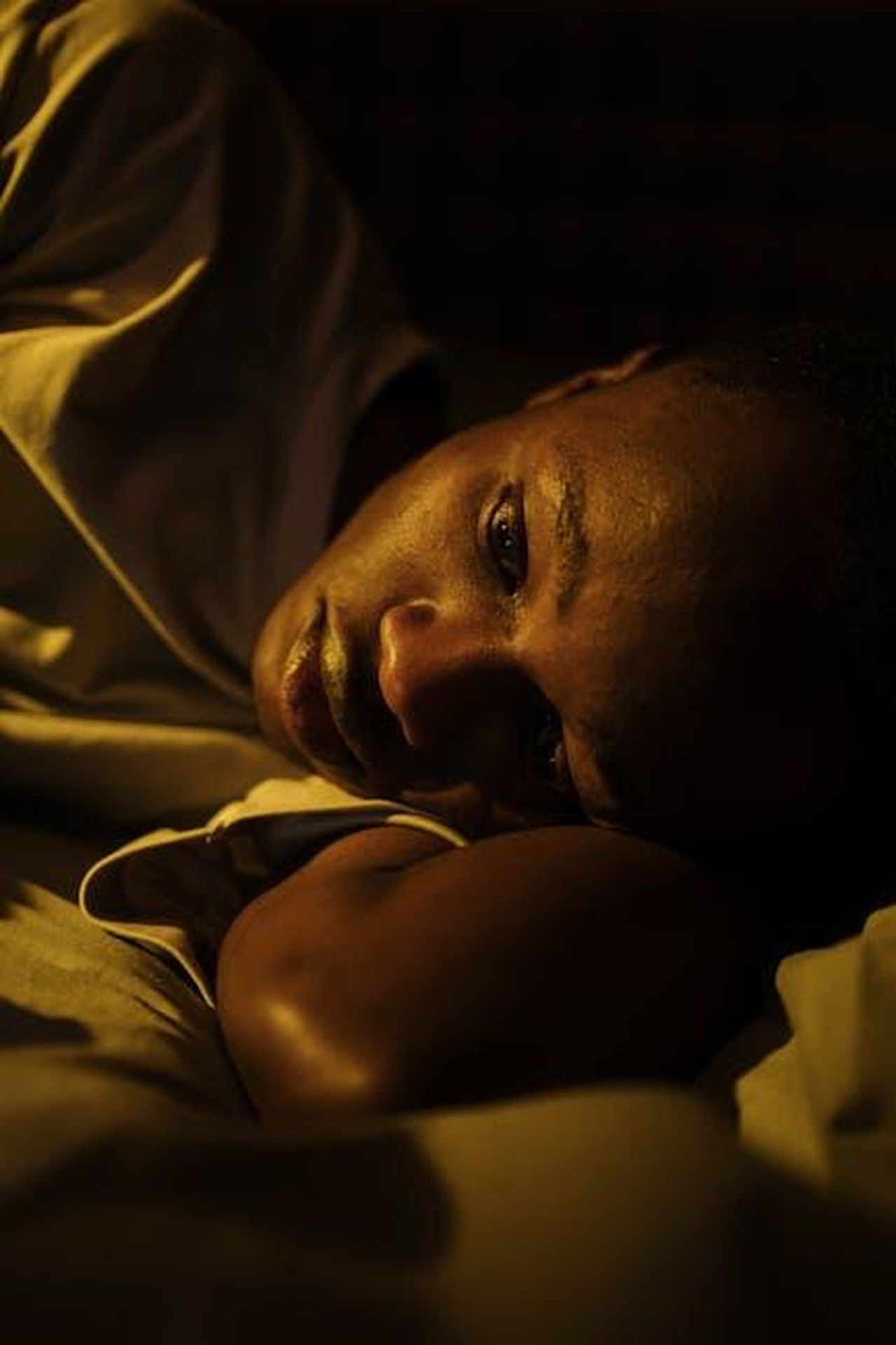 Le_notti_insonni_non_finiscono_con_linfanzia_0u4kviYPgW - Confidenze24 Source: cottonbro studio - pexels - A young man lying awake in bed, reflecting insomnia and mental exhaustion.