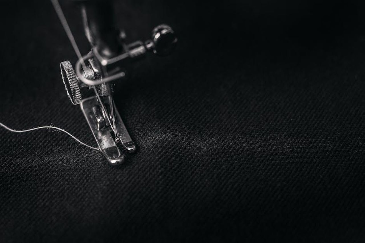 Le_novit_del_remake_e_il_cast_1ozVmUrYuB - Confidenze24 Source: Alex Andrews - pexels - Detailed view of a sewing machine needle stitching fabric, highlighting sewing process and textile technology.