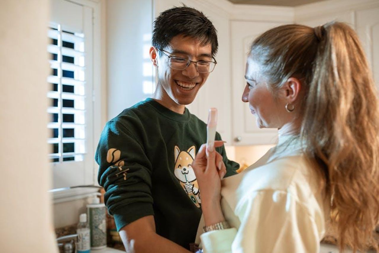 Le_novit_sulla_gravidanza_di_Michelle_Y37FZt1G1A - Confidenze24 Source: RDNE Stock project - pexels - A joyful couple celebrating a positive pregnancy test result in a cozy kitchen.