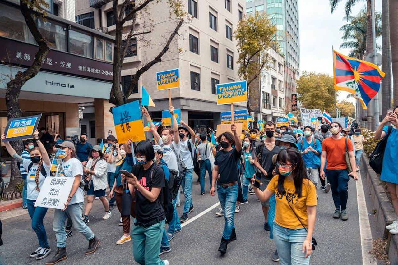 Le_opinioni_dei_sostenitori_di_Meghan_S2qJ8G82Gz - Confidenze24 Source: Jimmy Liao - pexels - Crowd of people at a street protest with flags and signs supporting Ukraine and Taiwan.