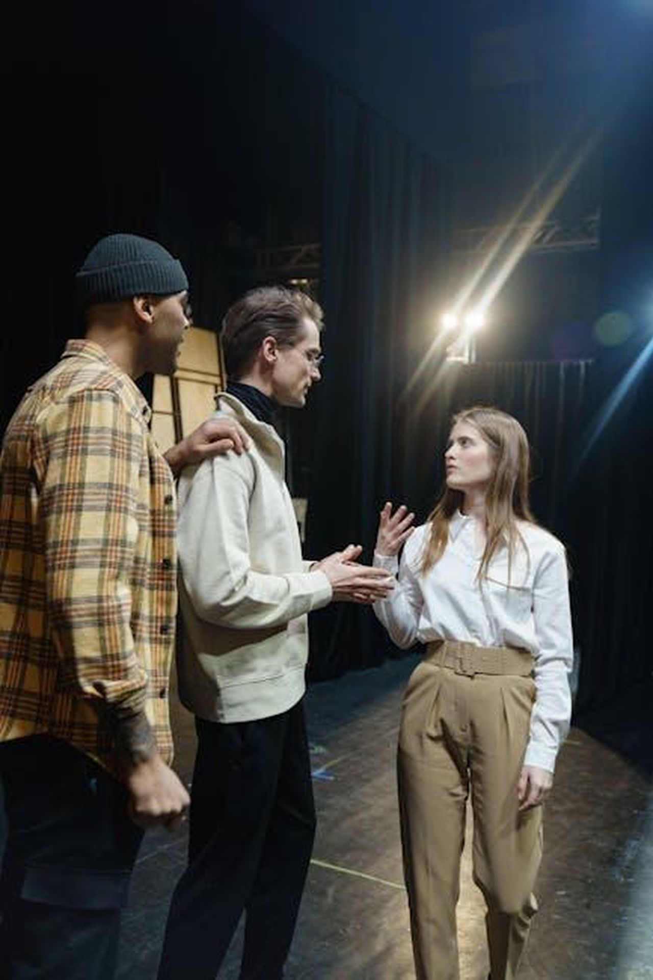 Le_opinioni_di_altri_attori_sulla_nudit_EMIlZBntAy - Confidenze24 Source: cottonbro studio - pexels - Actors in a dramatic rehearsal on stage, engaging in intense discussion under theater lights.