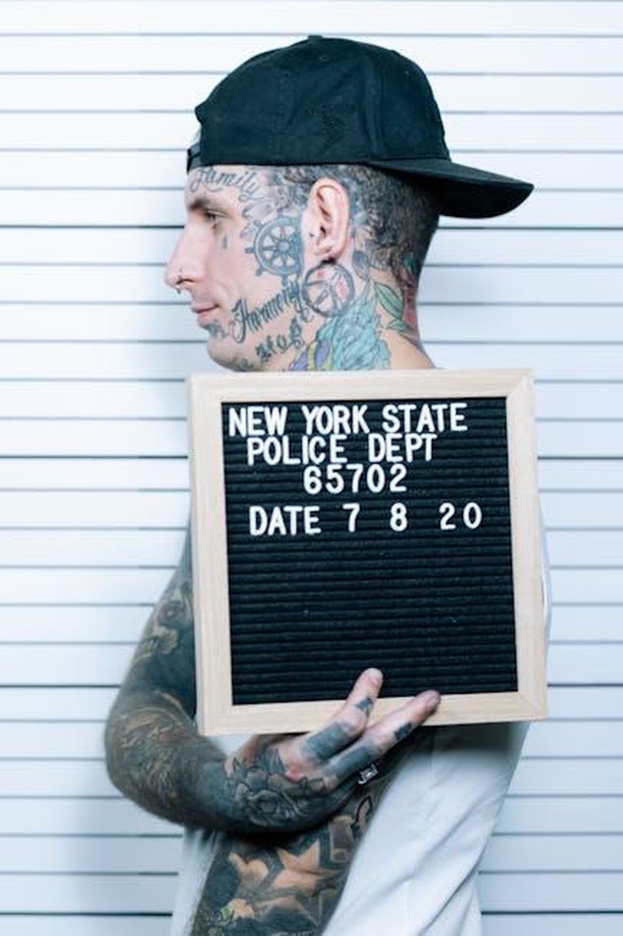 Le_parole_del_capo_della_polizia_giustificazione_delloperato_CML9bfkYU3 - Confidenze24 Source: cottonbro studio - pexels - Side profile of a tattooed man holding a mugshot board in a police setting.