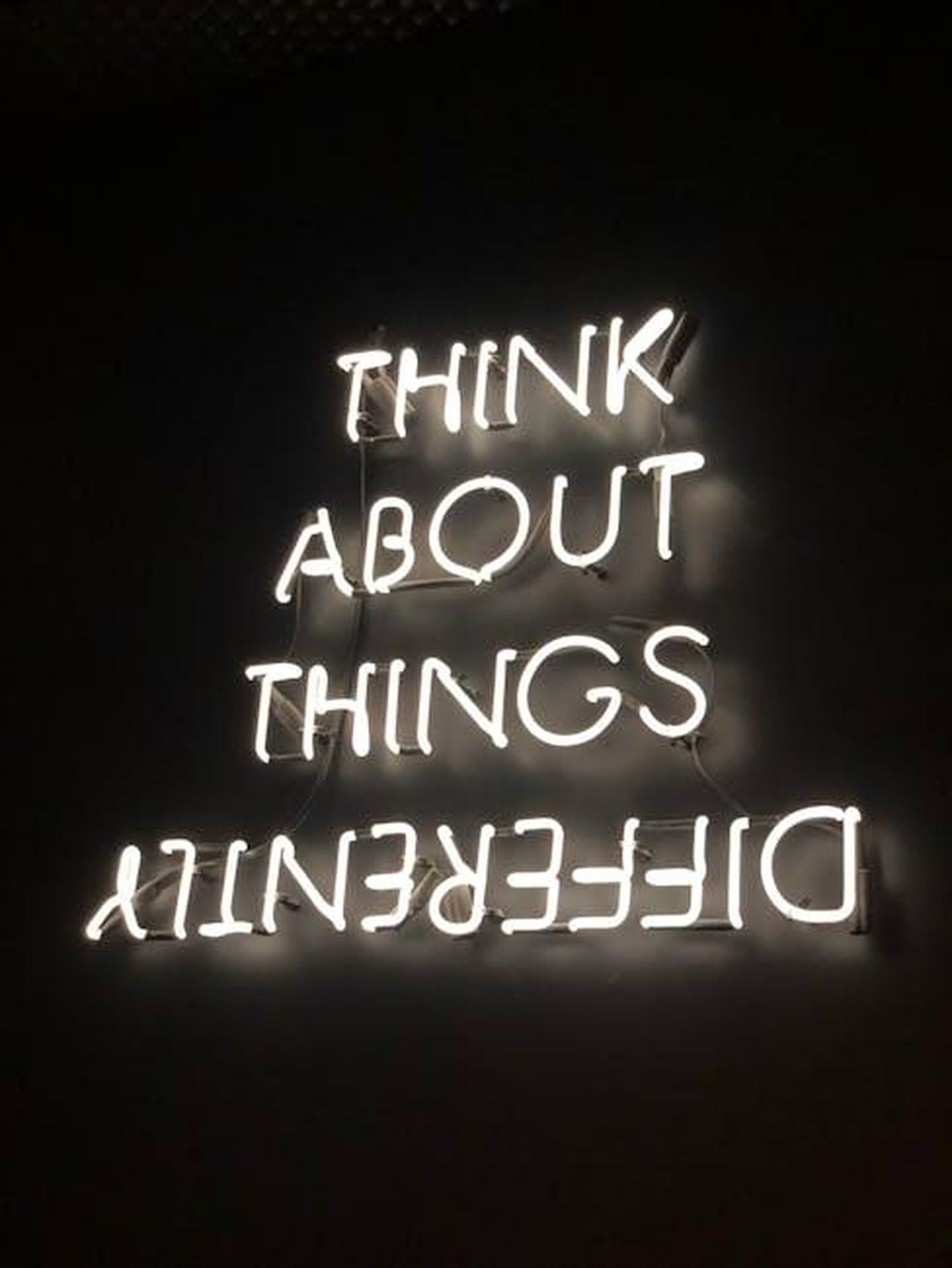 Le_parole_di_Angela_Bassett_e_Shola_Lynch_9Qiu7IcyX1 - Confidenze24 Source: Ivan Bertolazzi - pexels - A glowing neon sign displaying an upside-down motivational quote against a dark background.