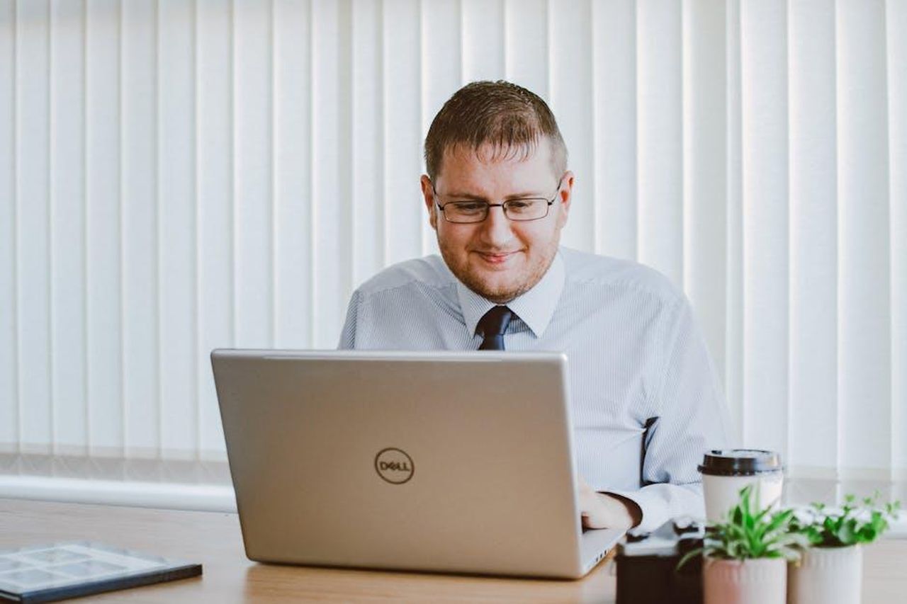 Le_parole_di_Meghan_e_dei_cofondatori_di_Lemonada_TnsovedTDt - Confidenze24 Source: Lisa from Pexels - pexels - Business professional working on laptop at office desk with coffee and plants.
