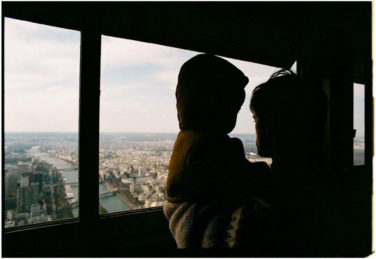 Le_parole_di_Nick_Jonas_sulla_paternit_zsvxysoqcA - Confidenze24 Source: Adrià Masi - pexels - Silhouette of a father and child looking at panoramic city views from a tower window.