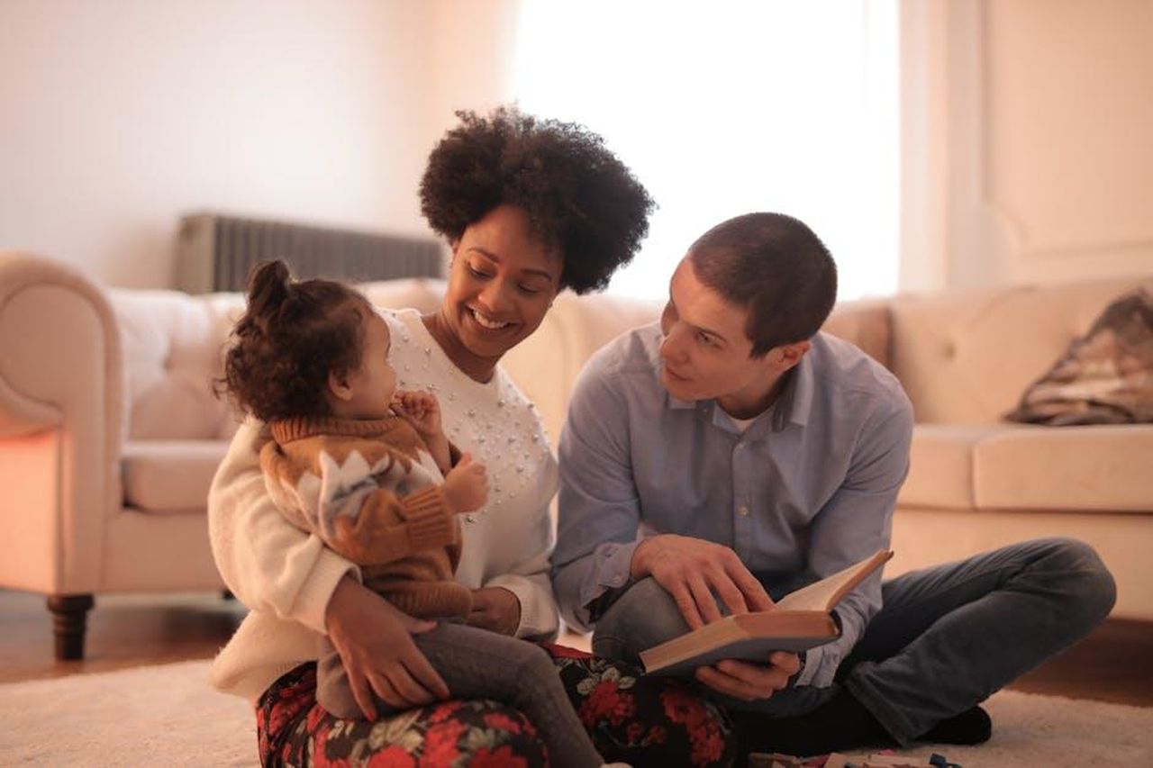 Le_parole_di_Tom_Pelphrey_sulla_paternit_ekyxFCZyqG - Confidenze24 Source: Andrea Piacquadio - pexels - Loving parents reading with cheerful toddler in cozy living room, embracing family time.