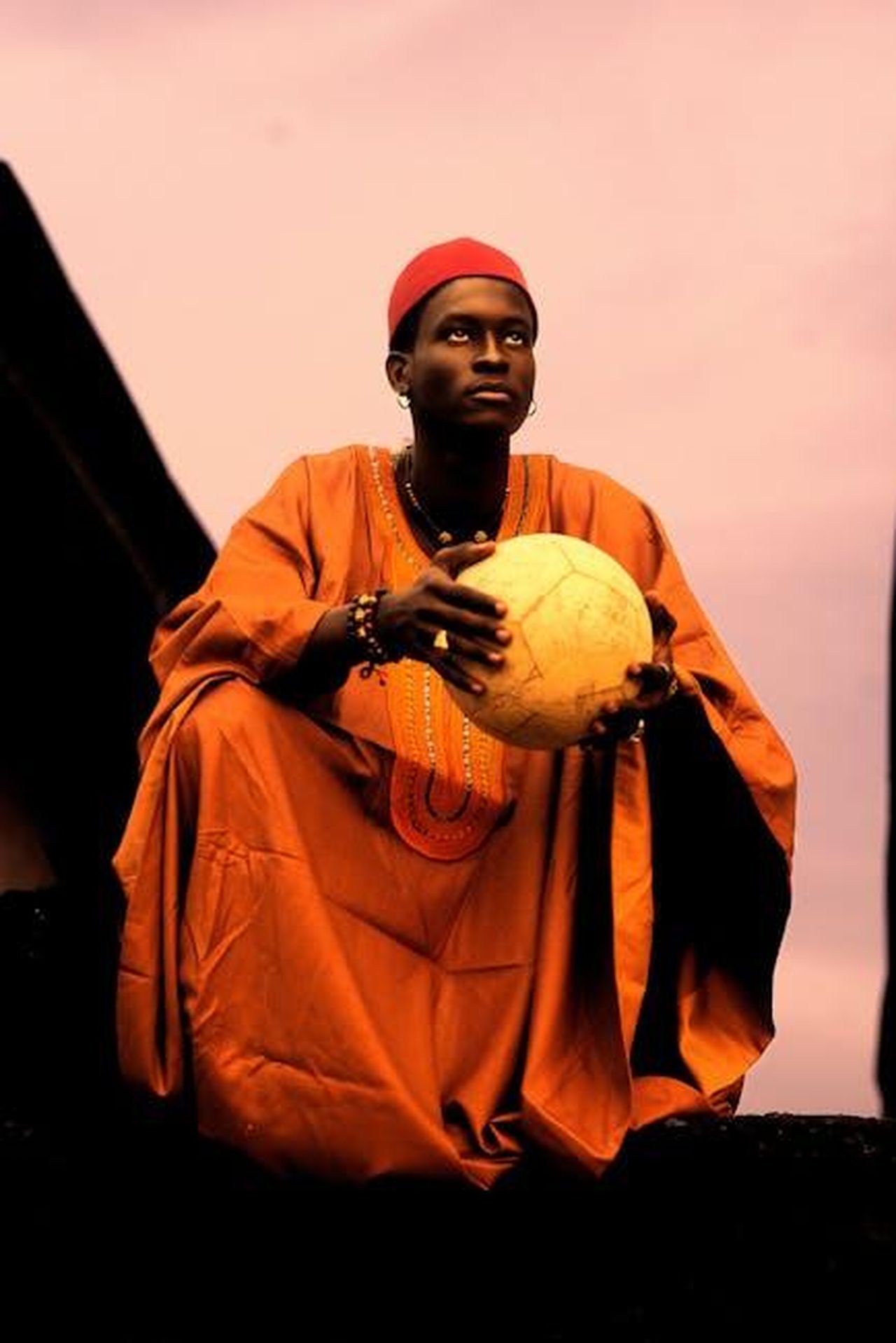 Le_paure_di_un_tifoso_reale_OxL8JCq0Qq - Confidenze24 Source: Ario Stories - pexels - A person in traditional attire holding a soccer ball during twilight, evoking cultural richness.