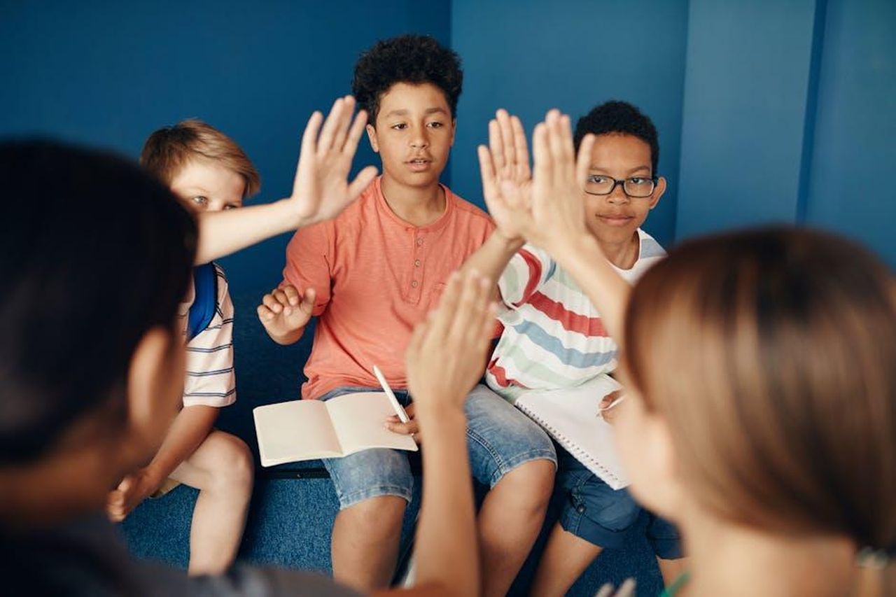 Le_paure_e_le_incertezze_di_crescere_un_maschio_MSwPK32El8 - Confidenze24 Source: Norma Mortenson - pexels - Group of diverse kids collaborating and learning together in a classroom setting.