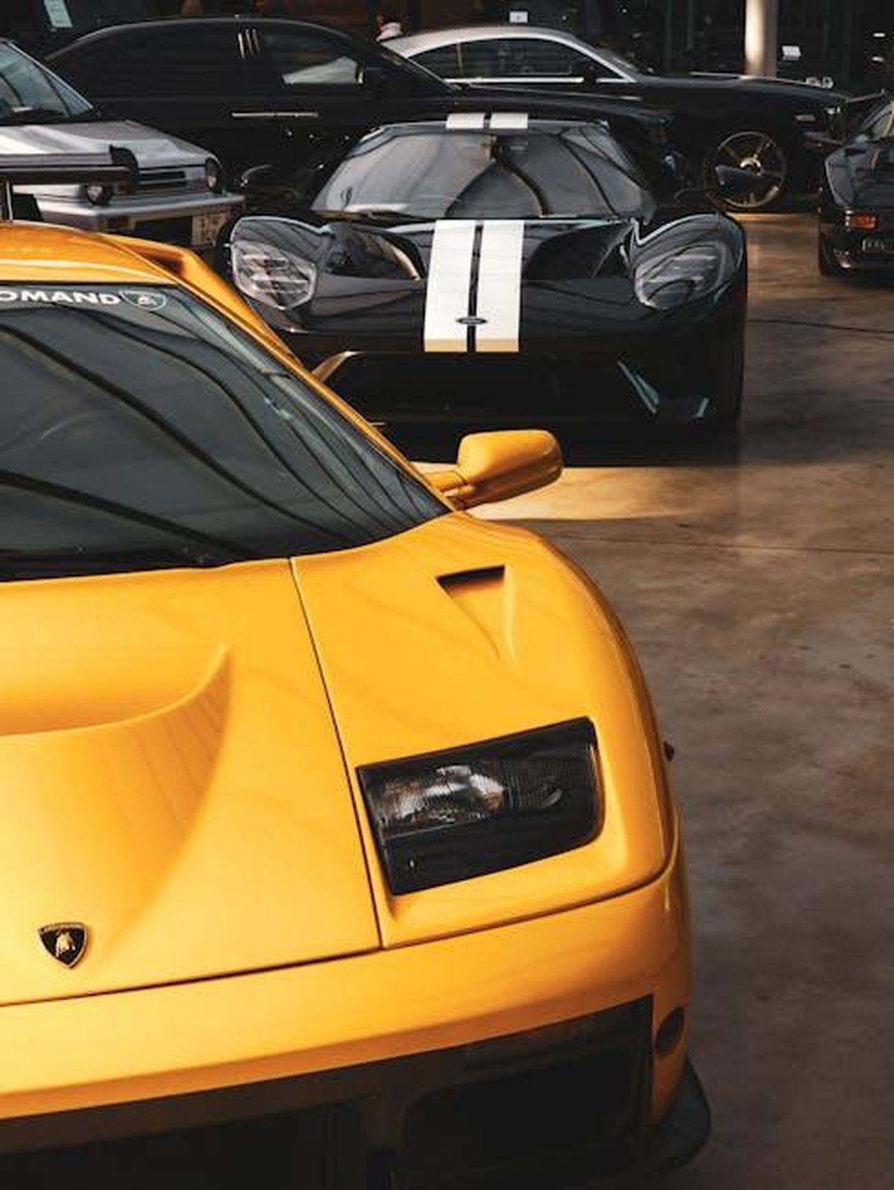 Le_performance_musicali_degli_Oscar_2025_SQXs32fojs - Confidenze24 Source: Abstracts photo - pexels - Close-up of luxury sports cars in a showroom in Düsseldorf, Germany.