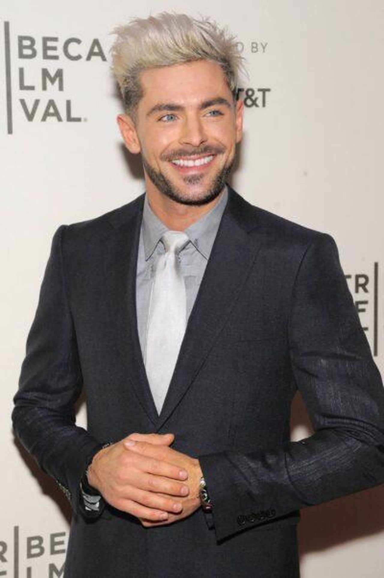 Le_pi_grandi_controversie_di_Zac_Efron_263QRe1Zlr - Confidenze24 Source: SplashNews.com - - Zac Efron posa su un red carpet nel 2019
