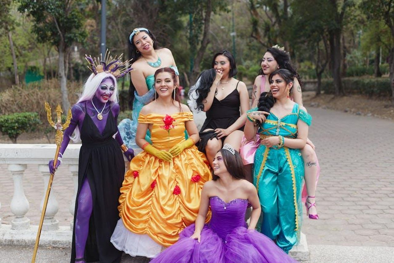 Le_polemiche_sulla_scelta_del_cast_e_le_reazioni_yCE2IIVPNB - Confidenze24 Source: Evoking Ephemerality - pexels - Seven women dressed in vibrant, detailed cosplay costumes enjoying a sunny day outdoors.