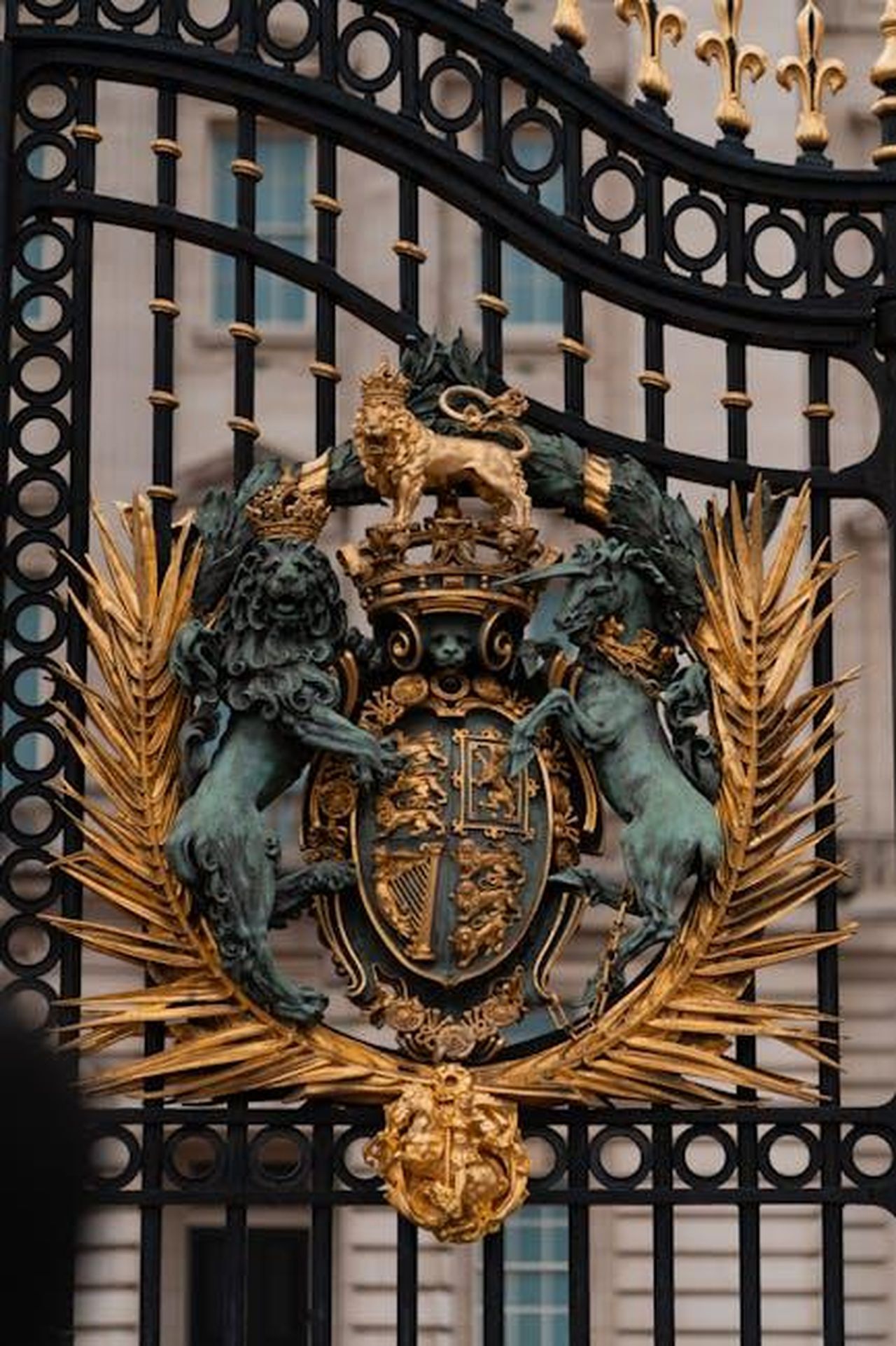 Le_preoccupazioni_dei_Royals_riguardo_a_Meghan_04XClmfyi2 - Confidenze24 Source: Wolf Art - pexels - Intricate gold and bronze royal coat of arms on Buckingham Palace gate, London.