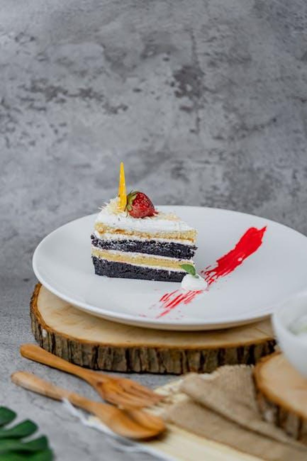 Le_preoccupazioni_dei_membri_del_consiglio_6LY07RoQMN - Confidenze24 Source: Dovinda Rd - pexels - Delicious Chocolate and Vanilla Layer slice Cake on a White Plate
