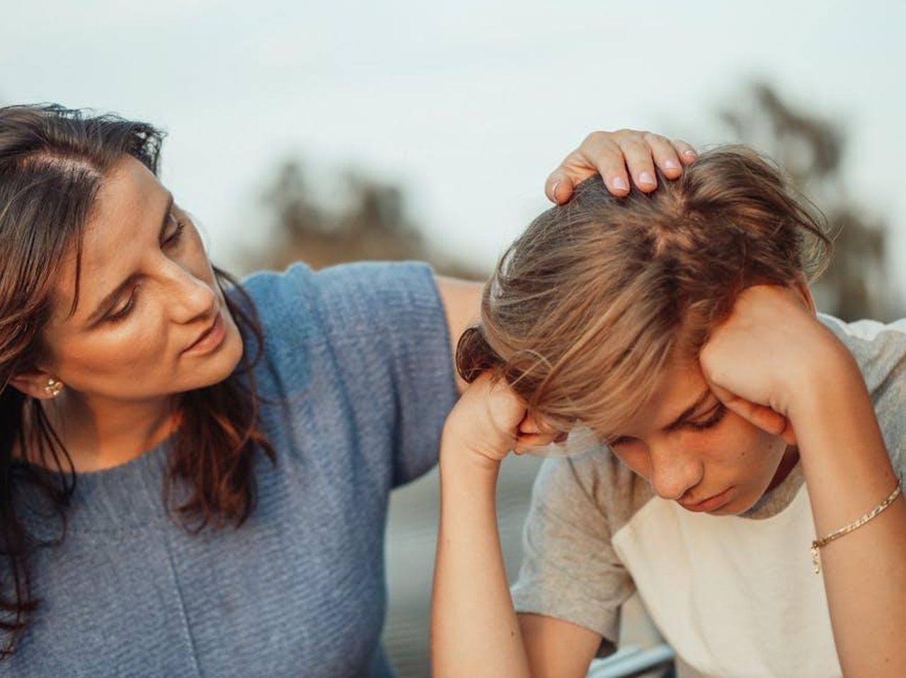 Le_preoccupazioni_di_Kim_riguardo_al_comportamento_di_Kanye_8VhbRzI6WQ - Confidenze24 Source: Kindel Media - pexels - A mother offers support to her discouraged teenager son, portraying love and understanding.