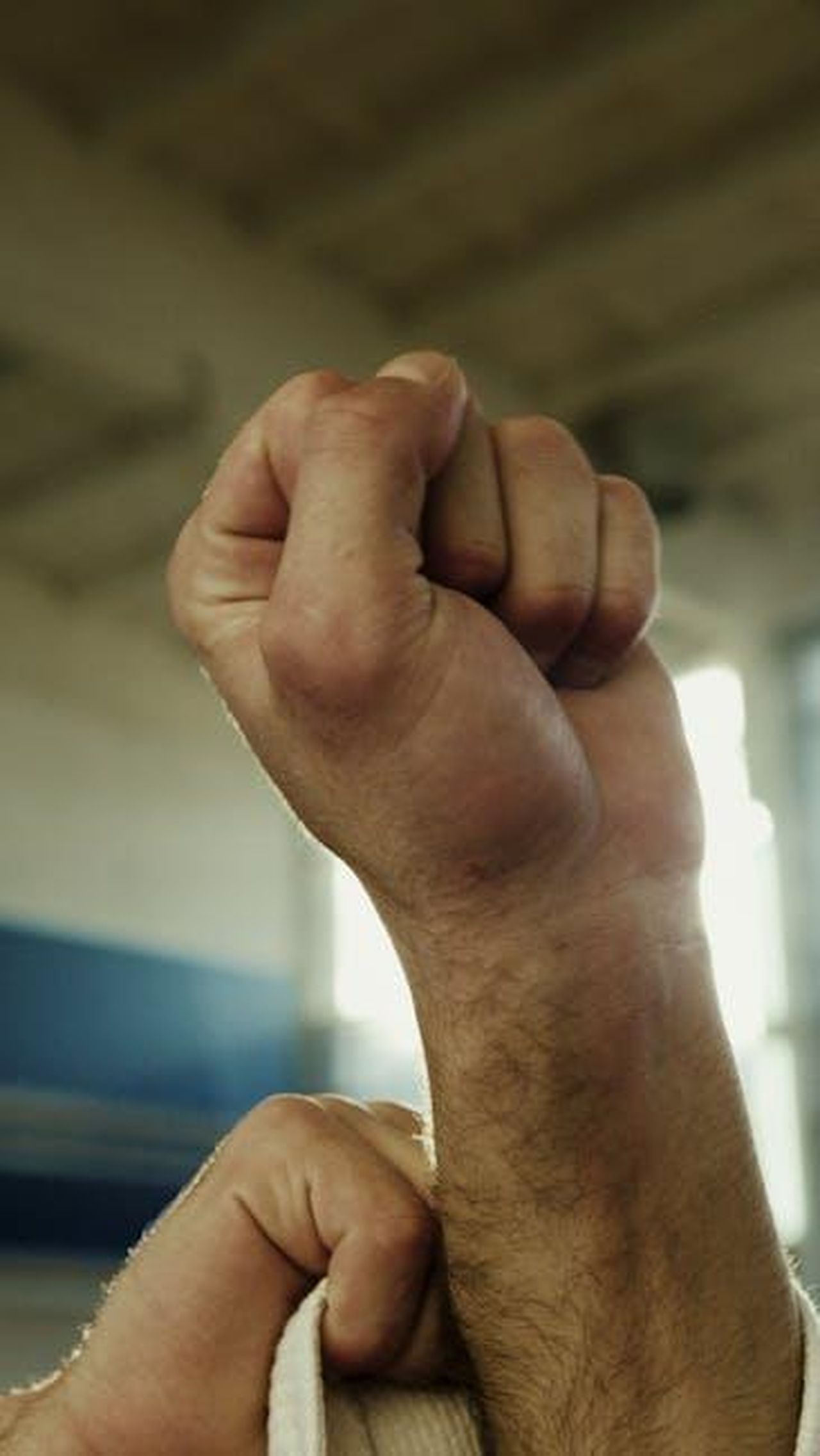 Le_reazioni_al_risarcimento_e_alla_protesta_X4MJnGSLdj - Confidenze24 Source: Artem Podrez - pexels - Vertical close-up of two fists raised symbolizing strength and unity.