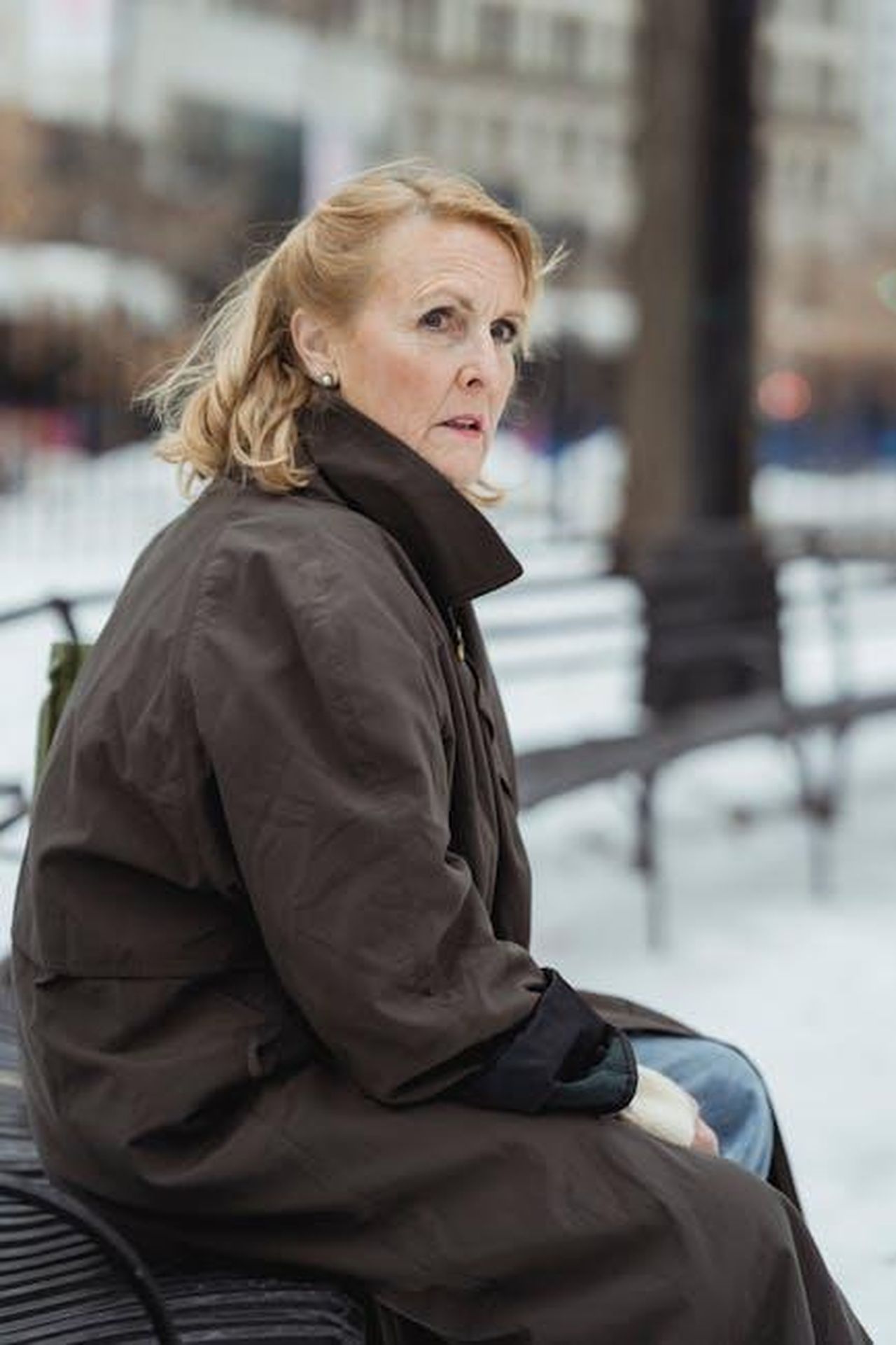 Le_reazioni_alla_visita_di_McGregor_RnfpIXWJ0A - Confidenze24 Source: Teona Swift - pexels - Side view of scared senior female in coat looking away while sitting on bench in city