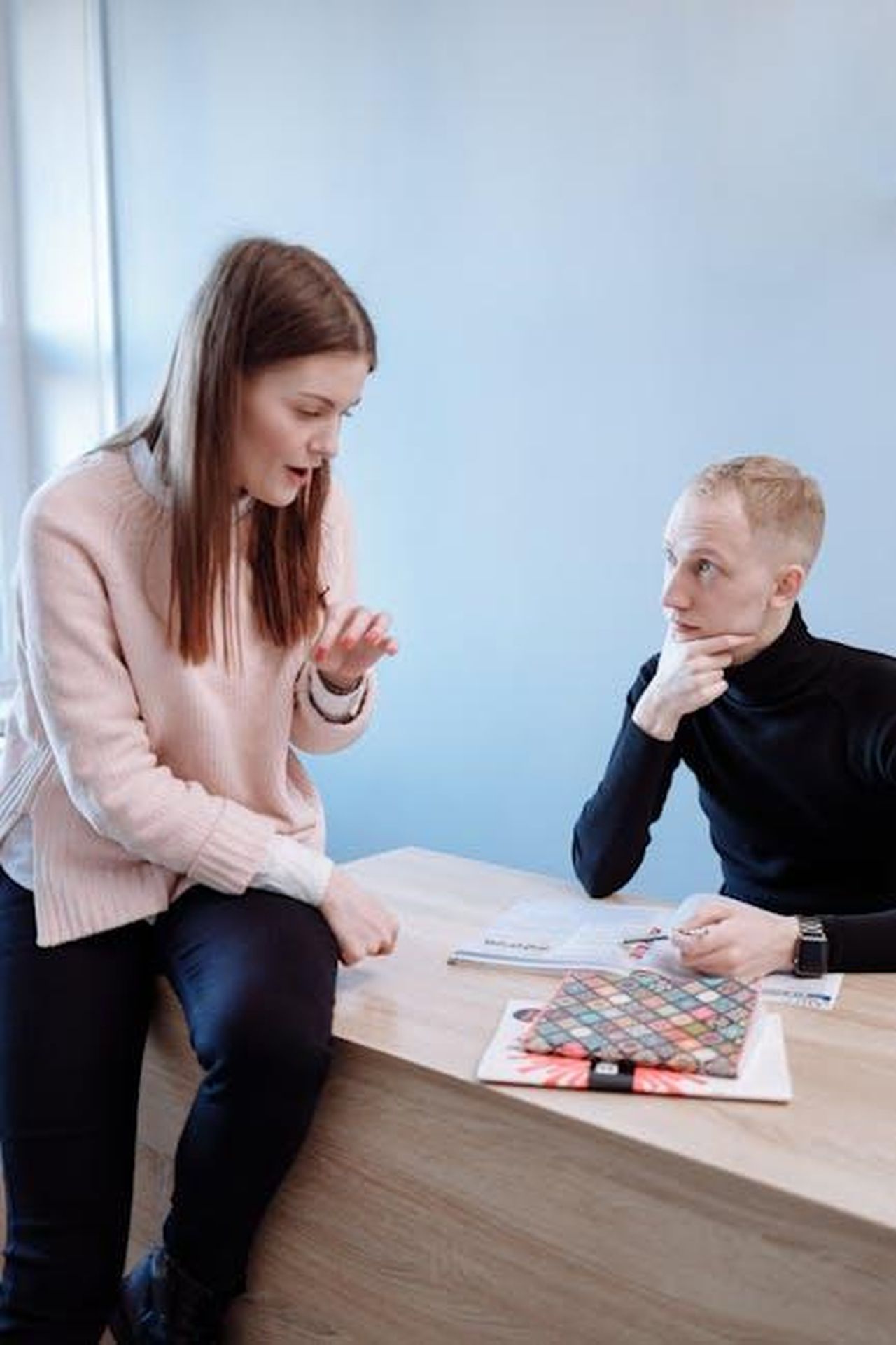 Le_reazioni_degli_educatori_zUj59QvYq6 - Confidenze24 Source: Thirdman - pexels - A teacher and student engage in a conversation in a study setting, fostering learning.