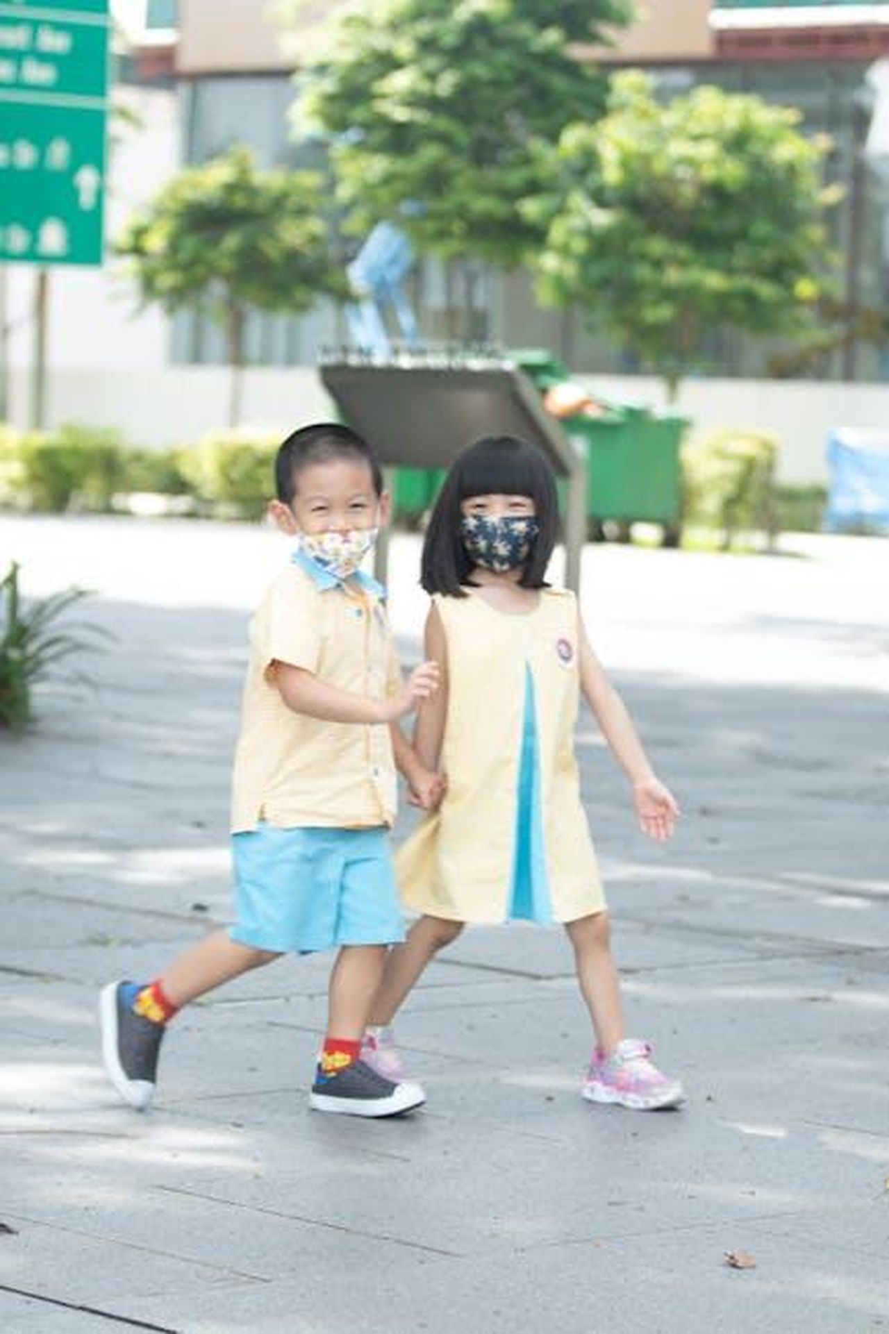 Le_reazioni_del_pubblico_alle_affermazioni_di_Dylan_pySyRYvEDR - Confidenze24 Source: Christian Alemu - pexels - Two children wearing masks walk hand in hand outdoors on a sunny day.