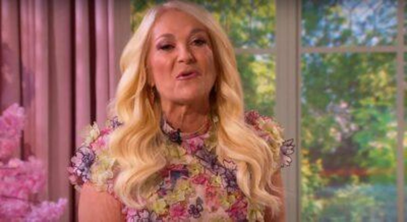 Le_reazioni_del_pubblico_dopo_il_primo_episodio_XSDP2V4y7X - Confidenze24 Source: YouTube - - Vanessa Feltz presenting her show