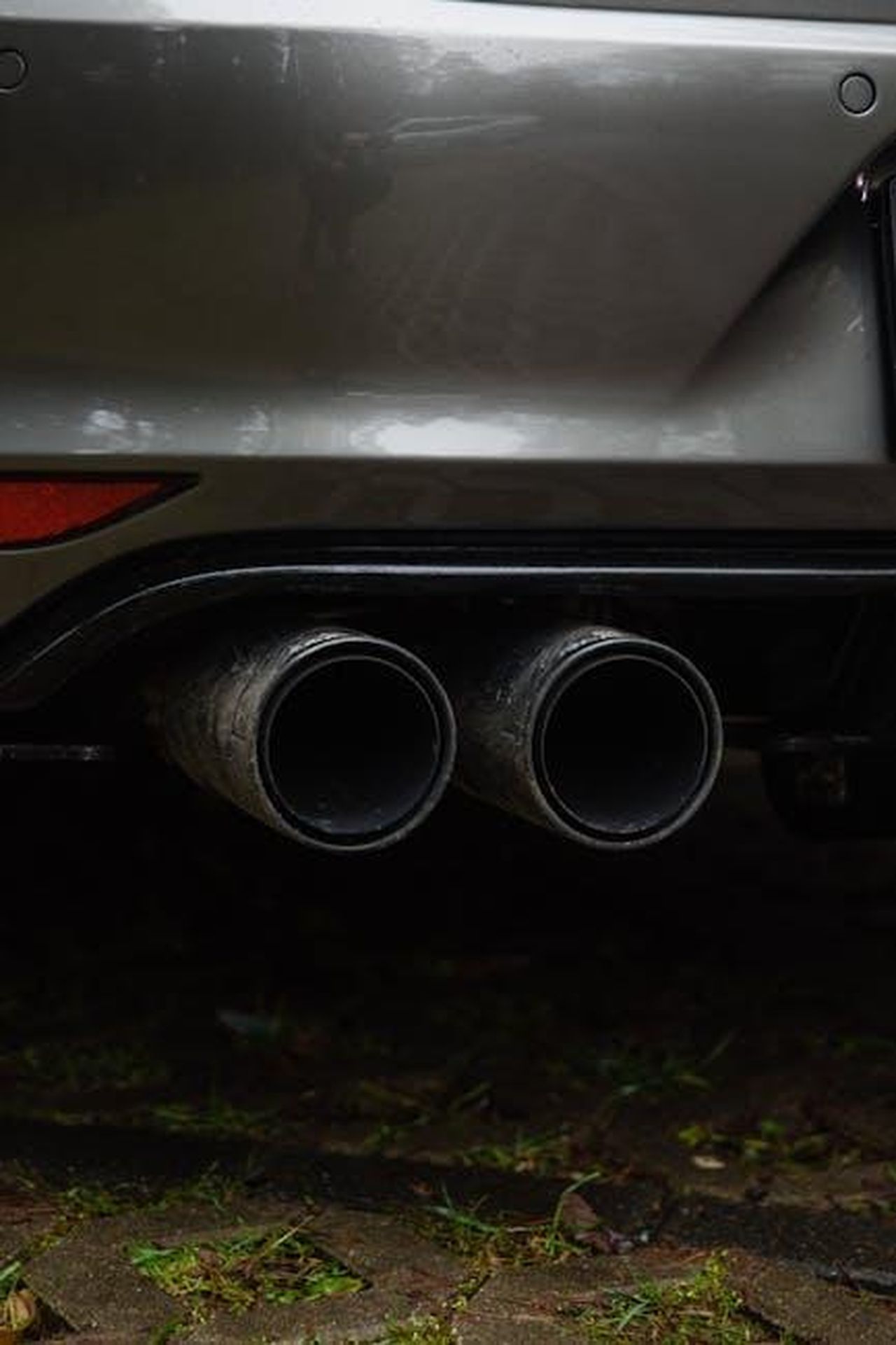 Le_reazioni_e_i_passati_di_AD_e_Ollie_qVHdans29p - Confidenze24 Source: Vilius Liulys - pexels - Detailed view of dual car exhaust pipes, highlighting metal texture and design.