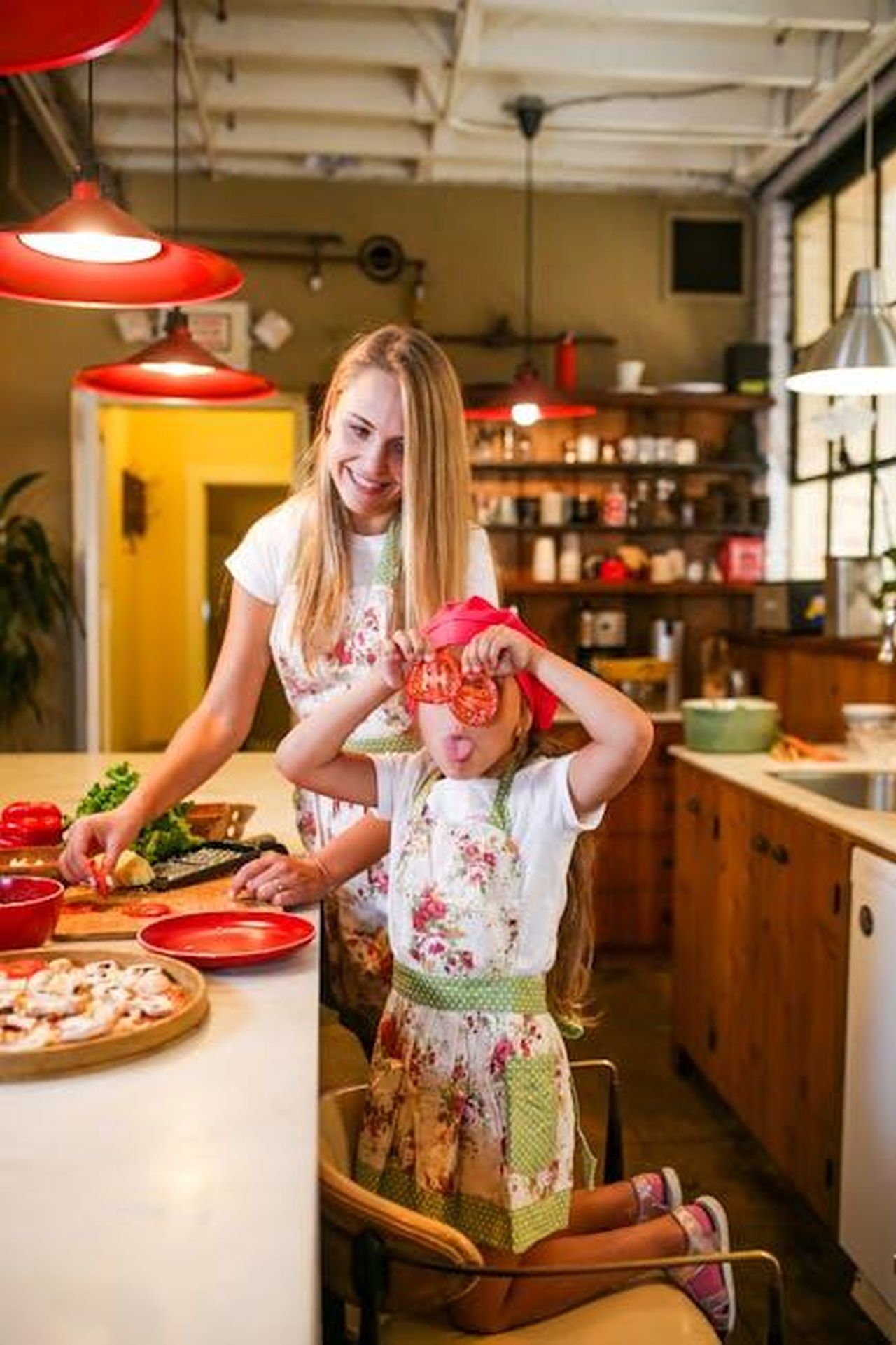 Le_reazioni_e_le_opinioni_degli_esperti_jVXgVzEITD - Confidenze24 Source: RDNE Stock project - pexels - Happy mother and daughter cooking in a cozy kitchen, creating delicious family memories.