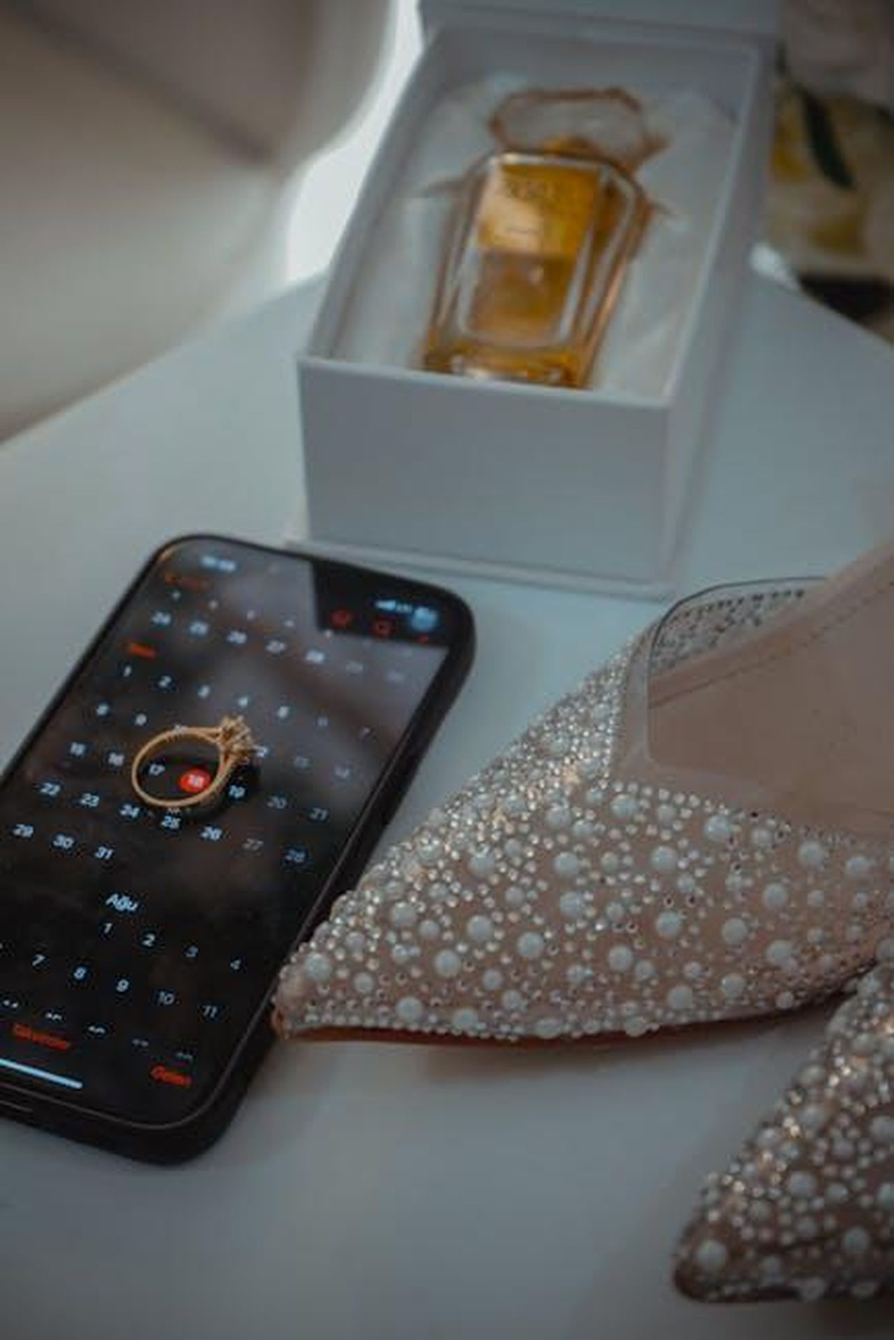 Le_recensioni_degli_utenti_su_AlRehab_Choco_Musk_P2KNBC56Bn - Confidenze24 Source: Burcufilms - pexels - A stylish flat lay showcasing wedding essentials including a smartphone, heels, ring, and perfume.