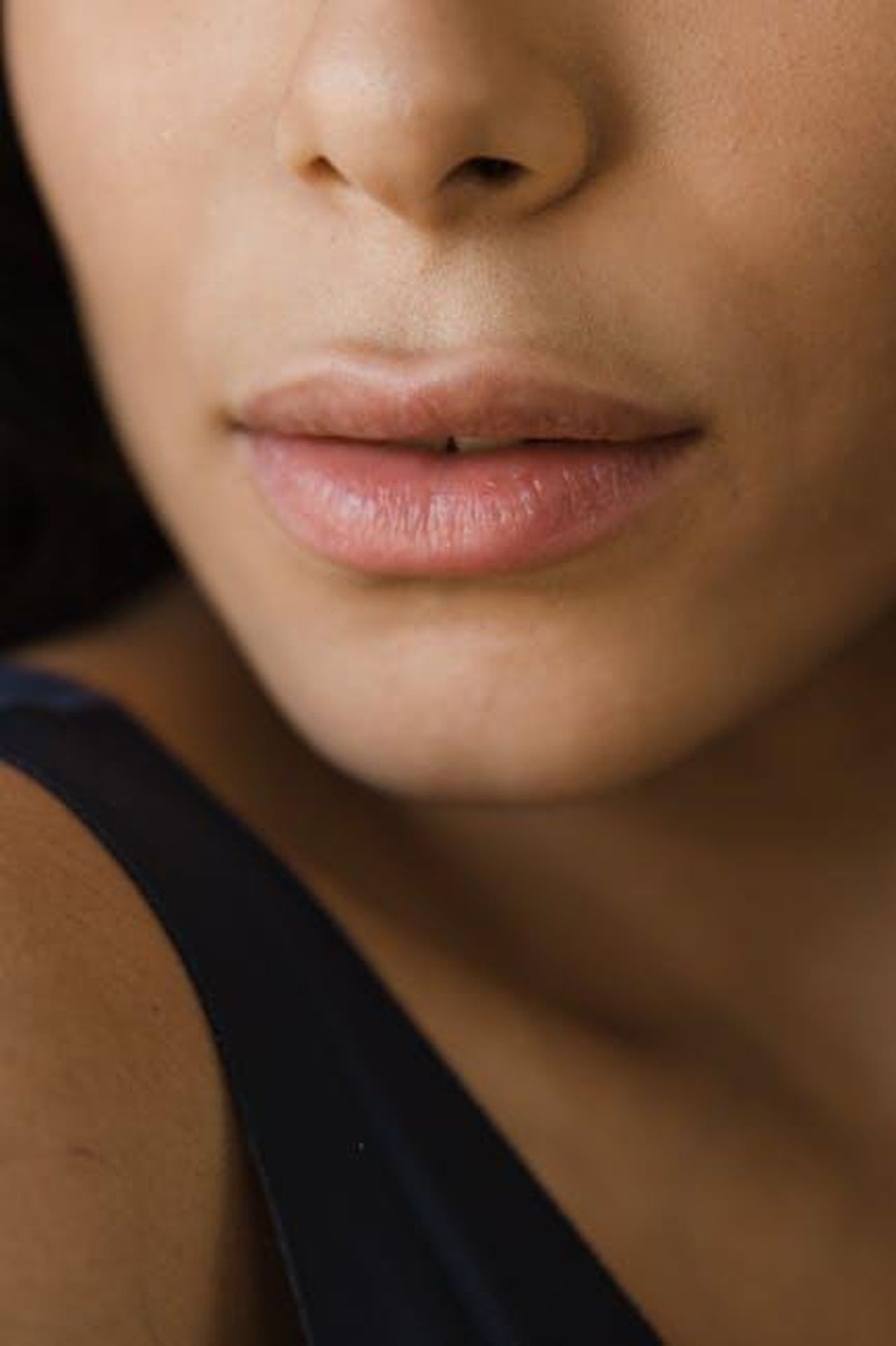 Le_recensioni_entusiaste_degli_utenti_t0pYtqAkd0 - Confidenze24 Source: RDNE Stock project - pexels - Close-up image of a woman's lips showcasing smooth and healthy skin tone.