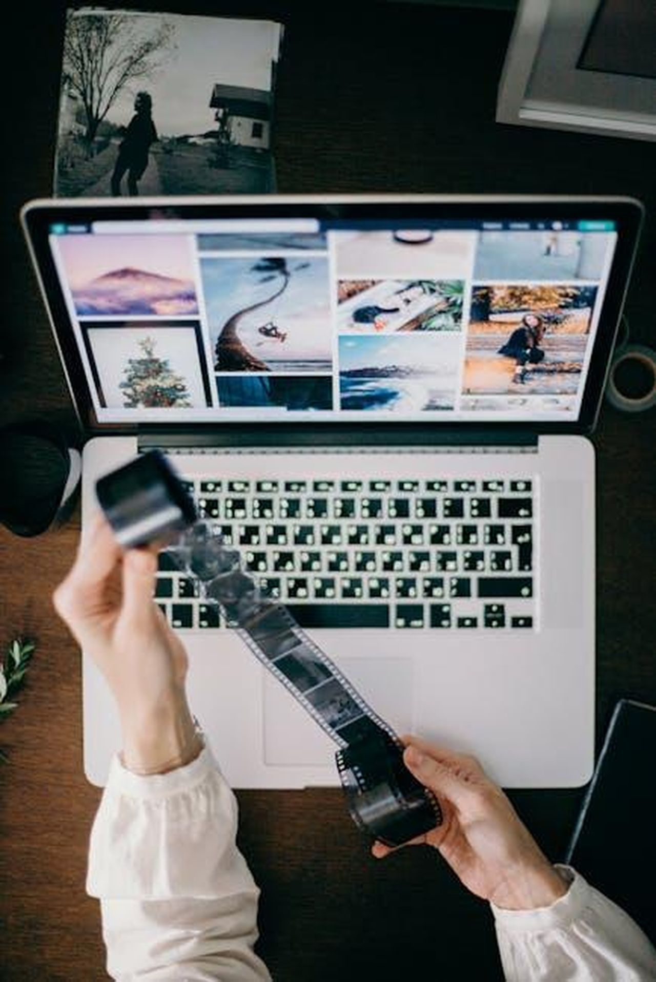 Le_recensioni_negative_preoccupano_i_dirigenti_di_Netflix_U6og9Et1Xv - Confidenze24 Source: cottonbro studio - pexels - Person holding film strip over laptop showcasing photography work.